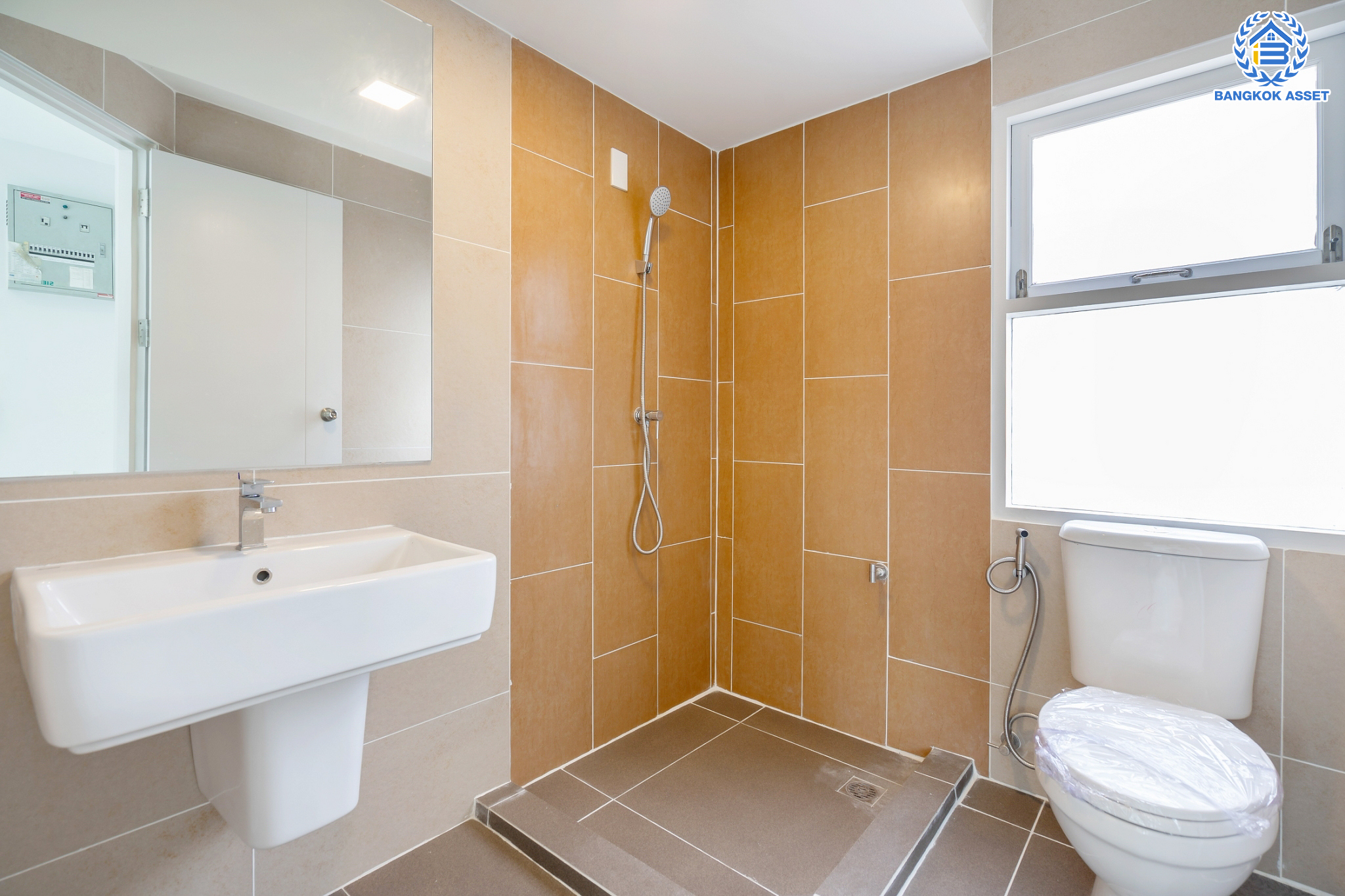 บ้านมือสองตกแต่งใหม่ แบรนด์ LH ม.ชัยพฤกษ์ บางบัวทอง หลังมุม เนื้อที่ 69.7 ตร.ว. ฟังก์ชัน 3 ห้องนอน 2 ห้องน้ำ จอดรถ 2 คัน พร้อม Facilities ครบครัน บนทำเลเดินทางสะดวก ติดถนนบางกรวย-ไทรน้อย ใกล้เซ็นทรัลเวสต์เกต และรถไฟฟ้าสายสีม่วง "สถานีบางพลู"