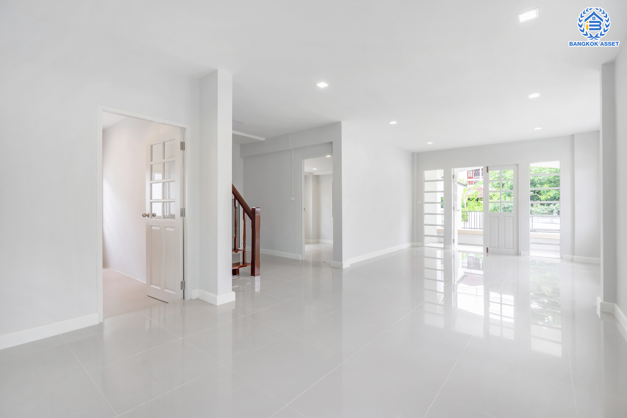 บ้านมือสองตกแต่งใหม่ คุณภาพแบรนด์ LH ม.ชลลดา บางบัวทอง เนื้อที่ 80 ตร.ว. ตกแต่งหรูหรา ฟังก์ชันจัดเต็ม 4 ห้องนอน 3 ห้องน้ำ 1 ห้องอเนกประสงค์ จอดรถได้ 2 คัน มีสนามหญ้าด้านข้างกว้างขวาง พร้อม Facilities ครบ! บนทำเลคุณภาพ เชื่อมต่อได้หลายเส้นทาง ใกล้เซ็นทรัลเวสต์เกต และรถไฟฟ้า "สถานีบางพลู"