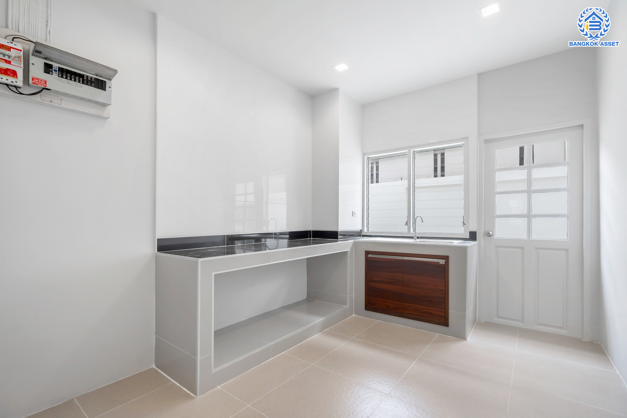 บ้านมือสองตกแต่งใหม่ คุณภาพแบรนด์ LH ม.ชลลดา บางบัวทอง เนื้อที่ 80 ตร.ว. ตกแต่งหรูหรา ฟังก์ชันจัดเต็ม 4 ห้องนอน 3 ห้องน้ำ 1 ห้องอเนกประสงค์ จอดรถได้ 2 คัน มีสนามหญ้าด้านข้างกว้างขวาง พร้อม Facilities ครบ! บนทำเลคุณภาพ เชื่อมต่อได้หลายเส้นทาง ใกล้เซ็นทรัลเวสต์เกต และรถไฟฟ้า "สถานีบางพลู"