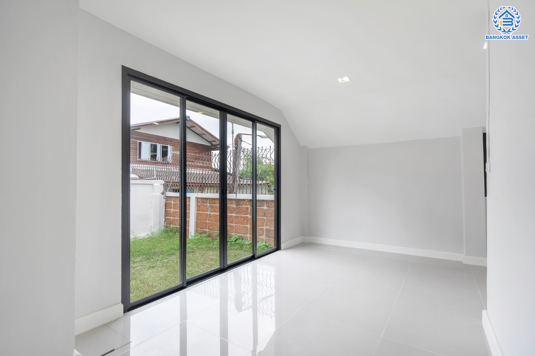 บ้านมือสองตกแต่งใหม่ คุณภาพแบรนด์ LH ม.ชลลดา บางบัวทอง เนื้อที่ 80 ตร.ว. ตกแต่งหรูหรา ฟังก์ชันจัดเต็ม 4 ห้องนอน 3 ห้องน้ำ 1 ห้องอเนกประสงค์ จอดรถได้ 2 คัน มีสนามหญ้าด้านข้างกว้างขวาง พร้อม Facilities ครบ! บนทำเลคุณภาพ เชื่อมต่อได้หลายเส้นทาง ใกล้เซ็นทรัลเวสต์เกต และรถไฟฟ้า "สถานีบางพลู"