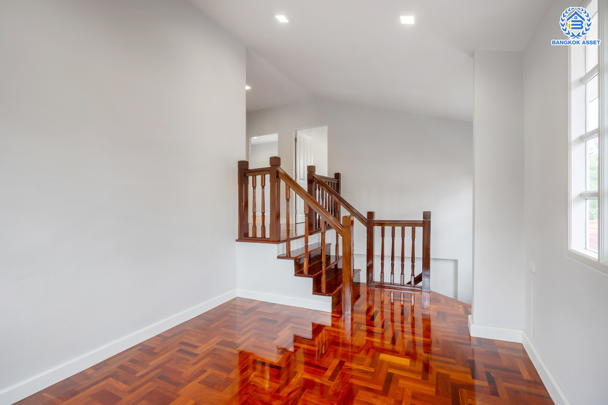 บ้านมือสองตกแต่งใหม่ คุณภาพแบรนด์ LH ม.ชลลดา บางบัวทอง เนื้อที่ 80 ตร.ว. ตกแต่งหรูหรา ฟังก์ชันจัดเต็ม 4 ห้องนอน 3 ห้องน้ำ 1 ห้องอเนกประสงค์ จอดรถได้ 2 คัน มีสนามหญ้าด้านข้างกว้างขวาง พร้อม Facilities ครบ! บนทำเลคุณภาพ เชื่อมต่อได้หลายเส้นทาง ใกล้เซ็นทรัลเวสต์เกต และรถไฟฟ้า "สถานีบางพลู"