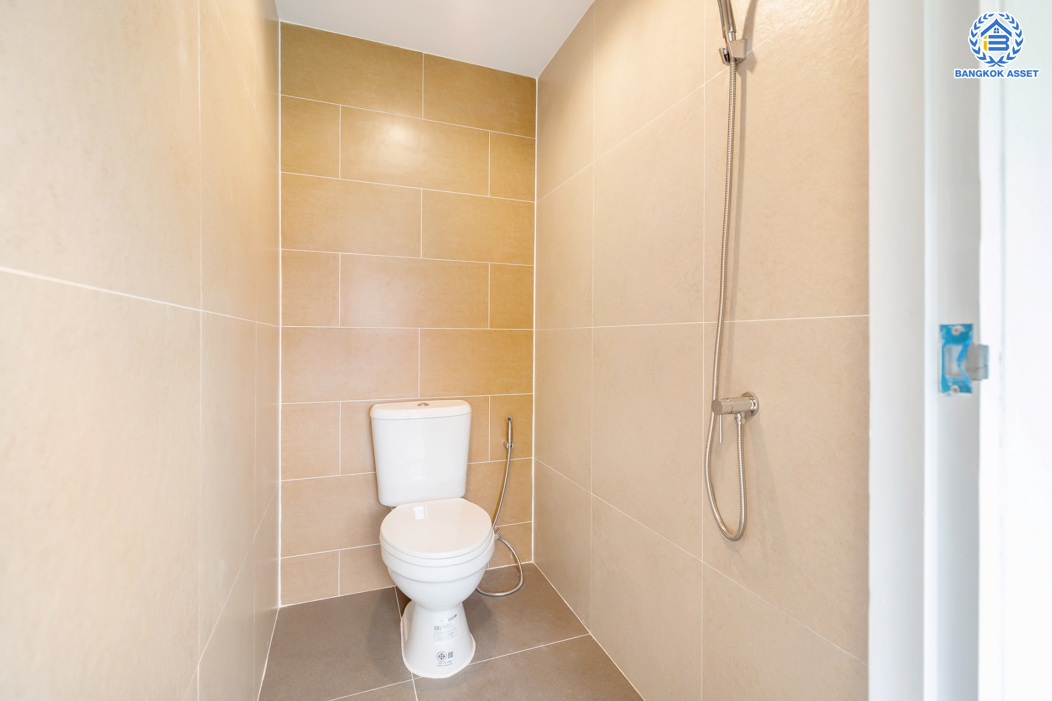 บ้านมือสองตกแต่งใหม่ คุณภาพแบรนด์ LH ม.ชลลดา บางบัวทอง เนื้อที่ 80 ตร.ว. ตกแต่งหรูหรา ฟังก์ชันจัดเต็ม 4 ห้องนอน 3 ห้องน้ำ 1 ห้องอเนกประสงค์ จอดรถได้ 2 คัน มีสนามหญ้าด้านข้างกว้างขวาง พร้อม Facilities ครบ! บนทำเลคุณภาพ เชื่อมต่อได้หลายเส้นทาง ใกล้เซ็นทรัลเวสต์เกต และรถไฟฟ้า "สถานีบางพลู"