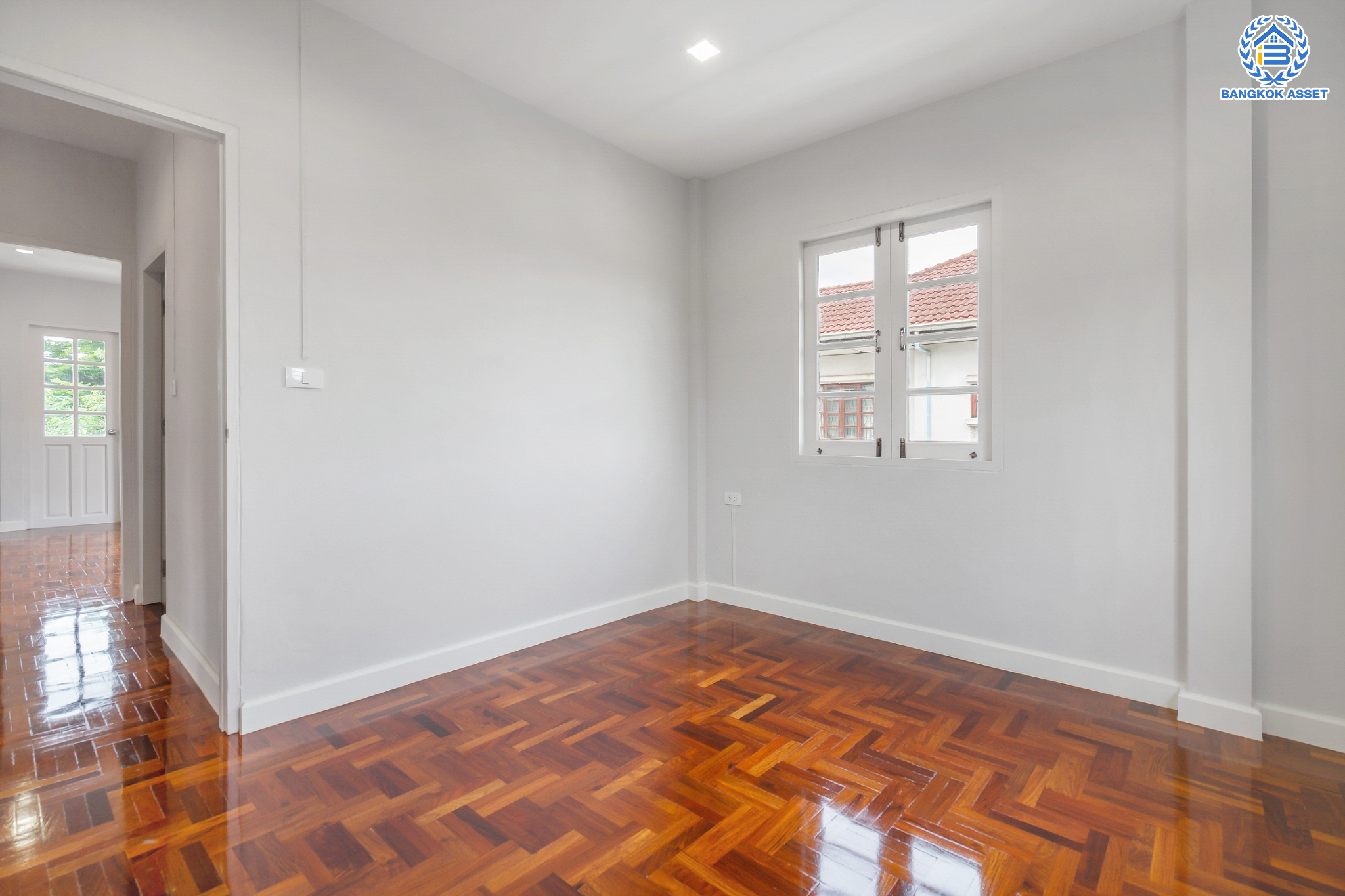 บ้านมือสองตกแต่งใหม่ คุณภาพแบรนด์ LH ม.ชลลดา บางบัวทอง เนื้อที่ 80 ตร.ว. ตกแต่งหรูหรา ฟังก์ชันจัดเต็ม 4 ห้องนอน 3 ห้องน้ำ 1 ห้องอเนกประสงค์ จอดรถได้ 2 คัน มีสนามหญ้าด้านข้างกว้างขวาง พร้อม Facilities ครบ! บนทำเลคุณภาพ เชื่อมต่อได้หลายเส้นทาง ใกล้เซ็นทรัลเวสต์เกต และรถไฟฟ้า "สถานีบางพลู"