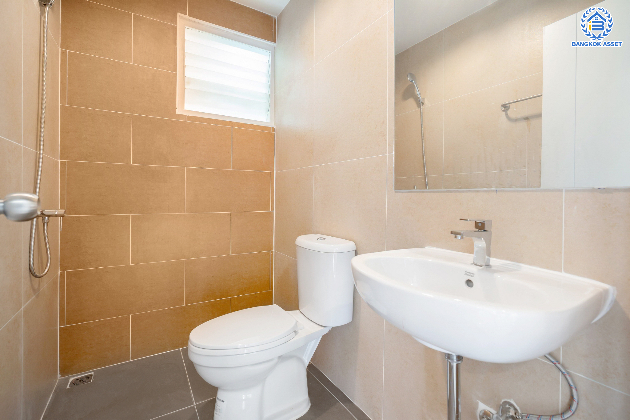 บ้านมือสองตกแต่งใหม่ คุณภาพแบรนด์ LH ม.ชลลดา บางบัวทอง เนื้อที่ 80 ตร.ว. ตกแต่งหรูหรา ฟังก์ชันจัดเต็ม 4 ห้องนอน 3 ห้องน้ำ 1 ห้องอเนกประสงค์ จอดรถได้ 2 คัน มีสนามหญ้าด้านข้างกว้างขวาง พร้อม Facilities ครบ! บนทำเลคุณภาพ เชื่อมต่อได้หลายเส้นทาง ใกล้เซ็นทรัลเวสต์เกต และรถไฟฟ้า "สถานีบางพลู"