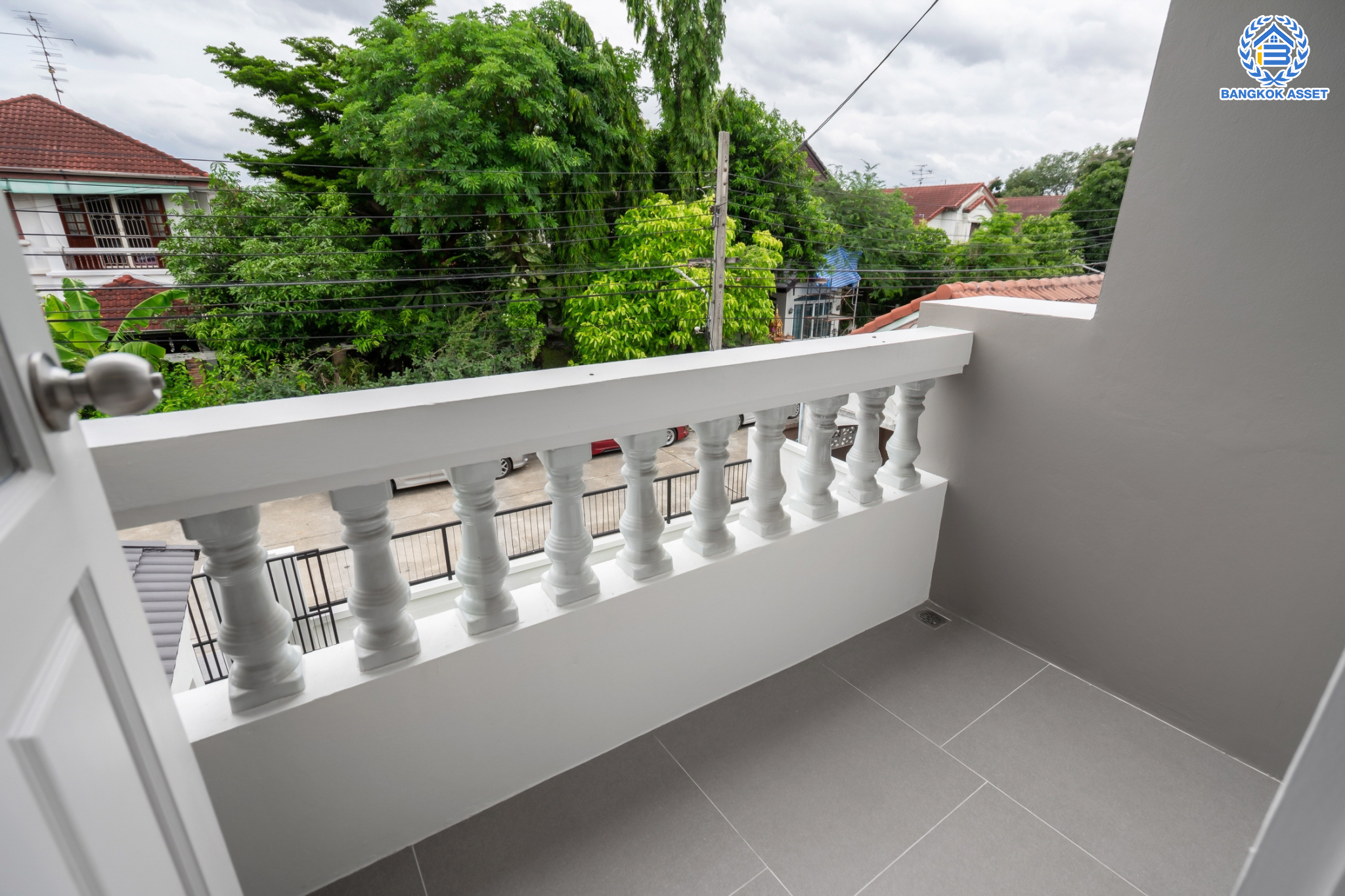 บ้านมือสองตกแต่งใหม่ คุณภาพแบรนด์ LH ม.ชลลดา บางบัวทอง เนื้อที่ 80 ตร.ว. ตกแต่งหรูหรา ฟังก์ชันจัดเต็ม 4 ห้องนอน 3 ห้องน้ำ 1 ห้องอเนกประสงค์ จอดรถได้ 2 คัน มีสนามหญ้าด้านข้างกว้างขวาง พร้อม Facilities ครบ! บนทำเลคุณภาพ เชื่อมต่อได้หลายเส้นทาง ใกล้เซ็นทรัลเวสต์เกต และรถไฟฟ้า "สถานีบางพลู"