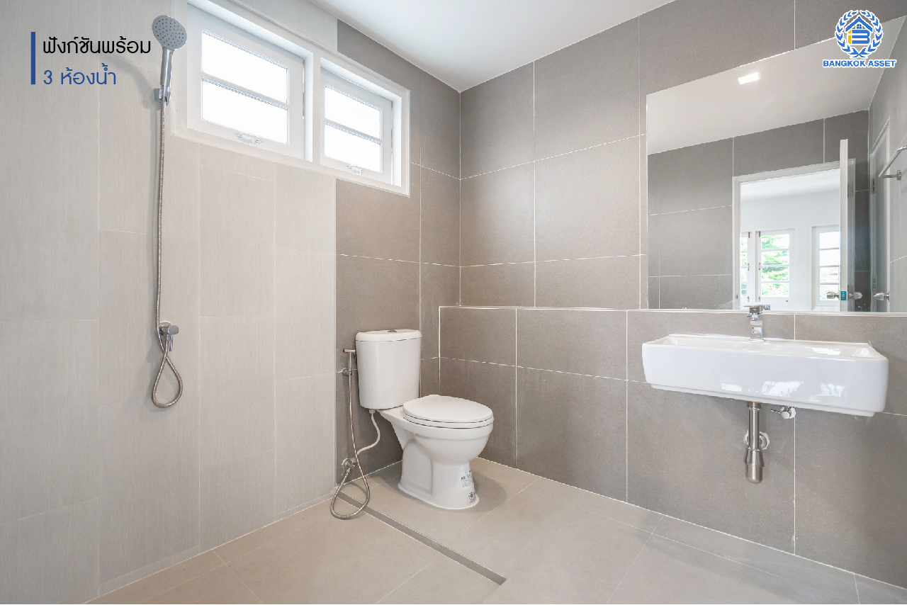 บ้านมือสองตกแต่งใหม่ คุณภาพแบรนด์ LH ม.ชลลดา บางบัวทอง เนื้อที่ 80 ตร.ว. ตกแต่งหรูหรา ฟังก์ชันจัดเต็ม 4 ห้องนอน 3 ห้องน้ำ 1 ห้องอเนกประสงค์ จอดรถได้ 2 คัน มีสนามหญ้าด้านข้างกว้างขวาง พร้อม Facilities ครบ! บนทำเลคุณภาพ เชื่อมต่อได้หลายเส้นทาง ใกล้เซ็นทรัลเวสต์เกต และรถไฟฟ้า "สถานีบางพลู"