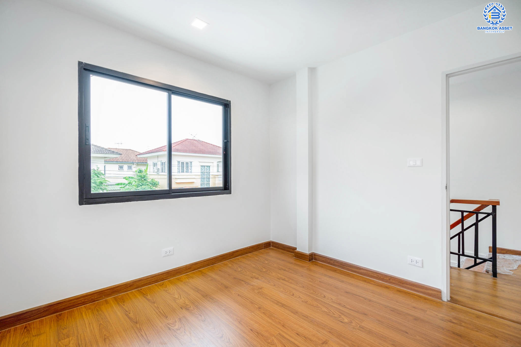 บ้านมือสองตกแต่งใหม่ แบรนด์ LH ม.ชัยพฤกษ์ บางใหญ่-เซ็นทรัลเวสต์เกต ตอบโจทย์ทุกการอยู่อาศัย เนื้อที่ 55 ตร.ว. ฟังก์ชัน 3 ห้องนอน 2 ห้องน้ำ 1 ที่จอดรถ บนทำเลดีที่สุด! ใกล้เซ็นทรัลเวสต์เกต ทางด่วน "กาญจนาภิเษก" และเพียง 10 นาที ถึงรถไฟฟ้า "สถานีคลองบางไผ่"