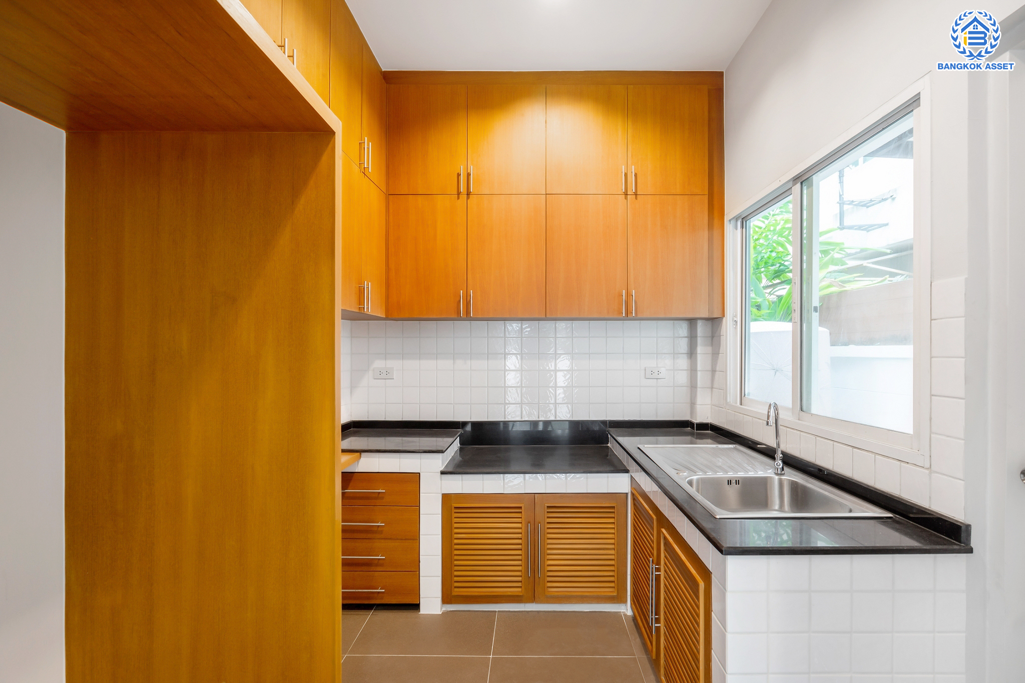 บ้านมือสองตกแต่งใหม่ ม.บางกอกบูเลอวาร์ด ราชพฤกษ์-พระราม5 ดีไซน์สุดหรู เนื้อที่ 69 ตร.ว. บนสังคมคุณภาพ SC Asset* ฟังก์ชันพร้อม 3 ห้องนอน 3 ห้องน้ำ จอดรถได้ 2 คัน บนทำเลติดถนนราชพฤกษ์ ใกล้วงเวียนพระรามห้า ,ทางด่วนศรีรัช และเพียง 10 ถึงรถไฟฟ้า "สถานีบางรักใหญ่"...