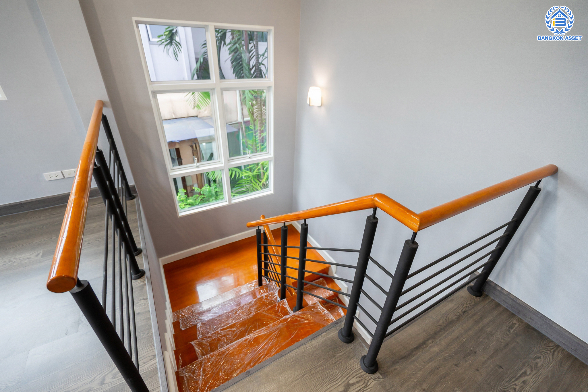 บ้านมือสองตกแต่งใหม่ ม.บางกอกบูเลอวาร์ด ราชพฤกษ์-พระราม5 ดีไซน์สุดหรู เนื้อที่ 69 ตร.ว. บนสังคมคุณภาพ SC Asset* ฟังก์ชันพร้อม 3 ห้องนอน 3 ห้องน้ำ จอดรถได้ 2 คัน บนทำเลติดถนนราชพฤกษ์ ใกล้วงเวียนพระรามห้า ,ทางด่วนศรีรัช และเพียง 10 ถึงรถไฟฟ้า "สถานีบางรักใหญ่"...