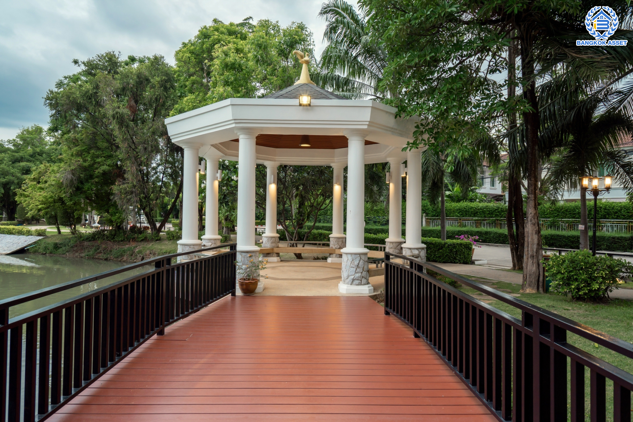 บ้านมือสองตกแต่งใหม่ ม.บางกอกบูเลอวาร์ด ราชพฤกษ์-พระราม5 ดีไซน์สุดหรู เนื้อที่ 69 ตร.ว. บนสังคมคุณภาพ SC Asset* ฟังก์ชันพร้อม 3 ห้องนอน 3 ห้องน้ำ จอดรถได้ 2 คัน บนทำเลติดถนนราชพฤกษ์ ใกล้วงเวียนพระรามห้า ,ทางด่วนศรีรัช และเพียง 10 ถึงรถไฟฟ้า "สถานีบางรักใหญ่"...