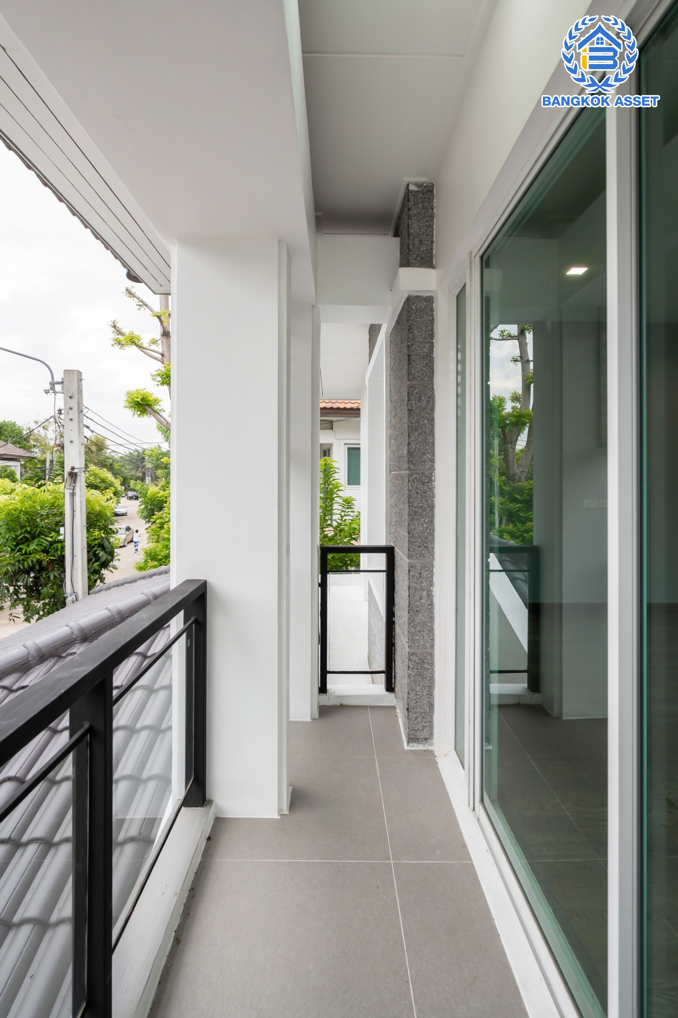 บ้านมือสองตกแต่งใหม่ ม.บางกอกบูเลอวาร์ด ราชพฤกษ์-พระราม5 ดีไซน์สุดหรู เนื้อที่ 69 ตร.ว. บนสังคมคุณภาพ SC Asset* ฟังก์ชันพร้อม 3 ห้องนอน 3 ห้องน้ำ จอดรถได้ 2 คัน บนทำเลติดถนนราชพฤกษ์ ใกล้วงเวียนพระรามห้า ,ทางด่วนศรีรัช และเพียง 10 ถึงรถไฟฟ้า "สถานีบางรักใหญ่"...