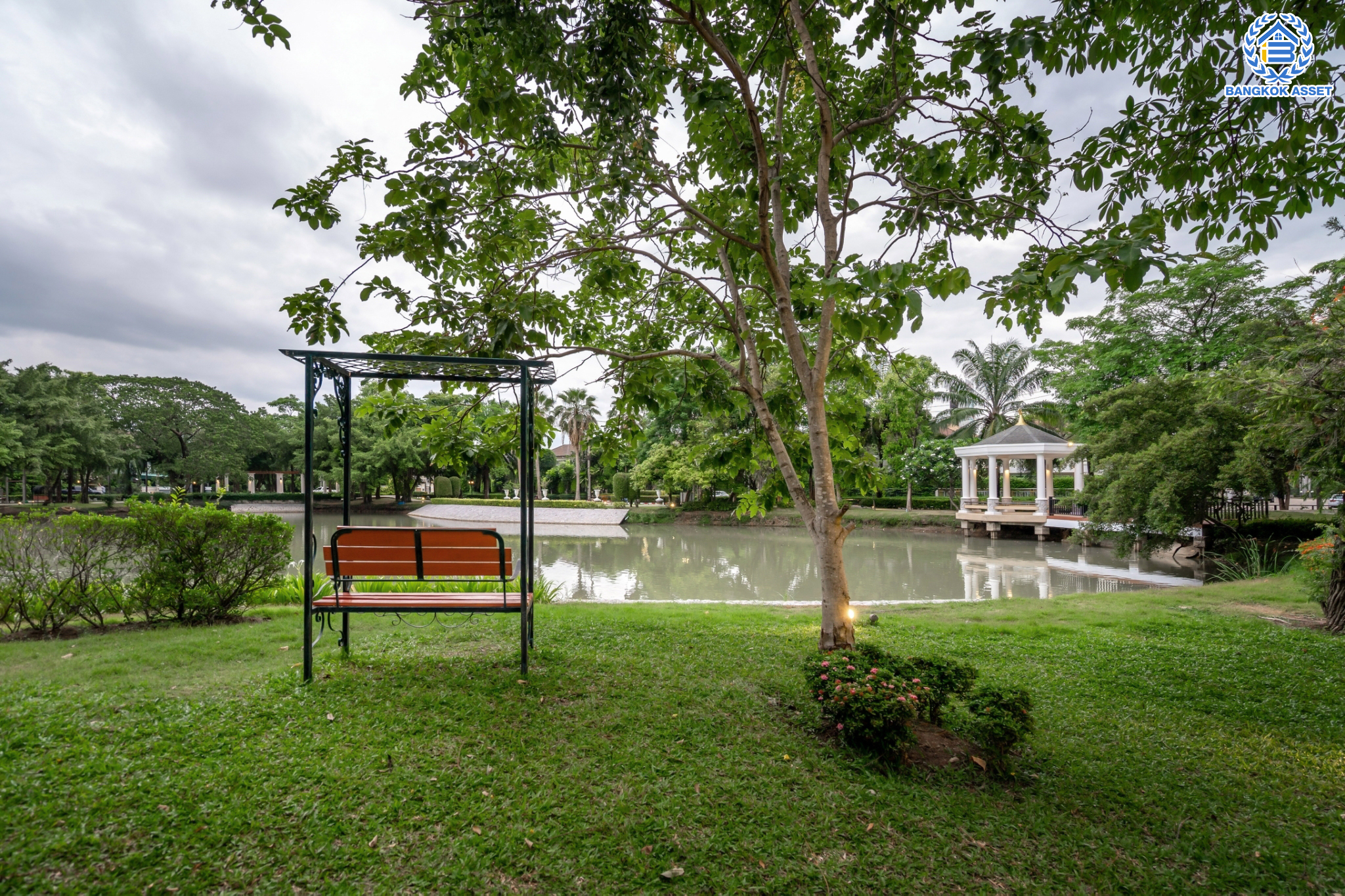 บ้านมือสองตกแต่งใหม่ ม.บางกอกบูเลอวาร์ด ราชพฤกษ์-พระราม5 ดีไซน์สุดหรู เนื้อที่ 69 ตร.ว. บนสังคมคุณภาพ SC Asset* ฟังก์ชันพร้อม 3 ห้องนอน 3 ห้องน้ำ จอดรถได้ 2 คัน บนทำเลติดถนนราชพฤกษ์ ใกล้วงเวียนพระรามห้า ,ทางด่วนศรีรัช และเพียง 10 ถึงรถไฟฟ้า "สถานีบางรักใหญ่"...