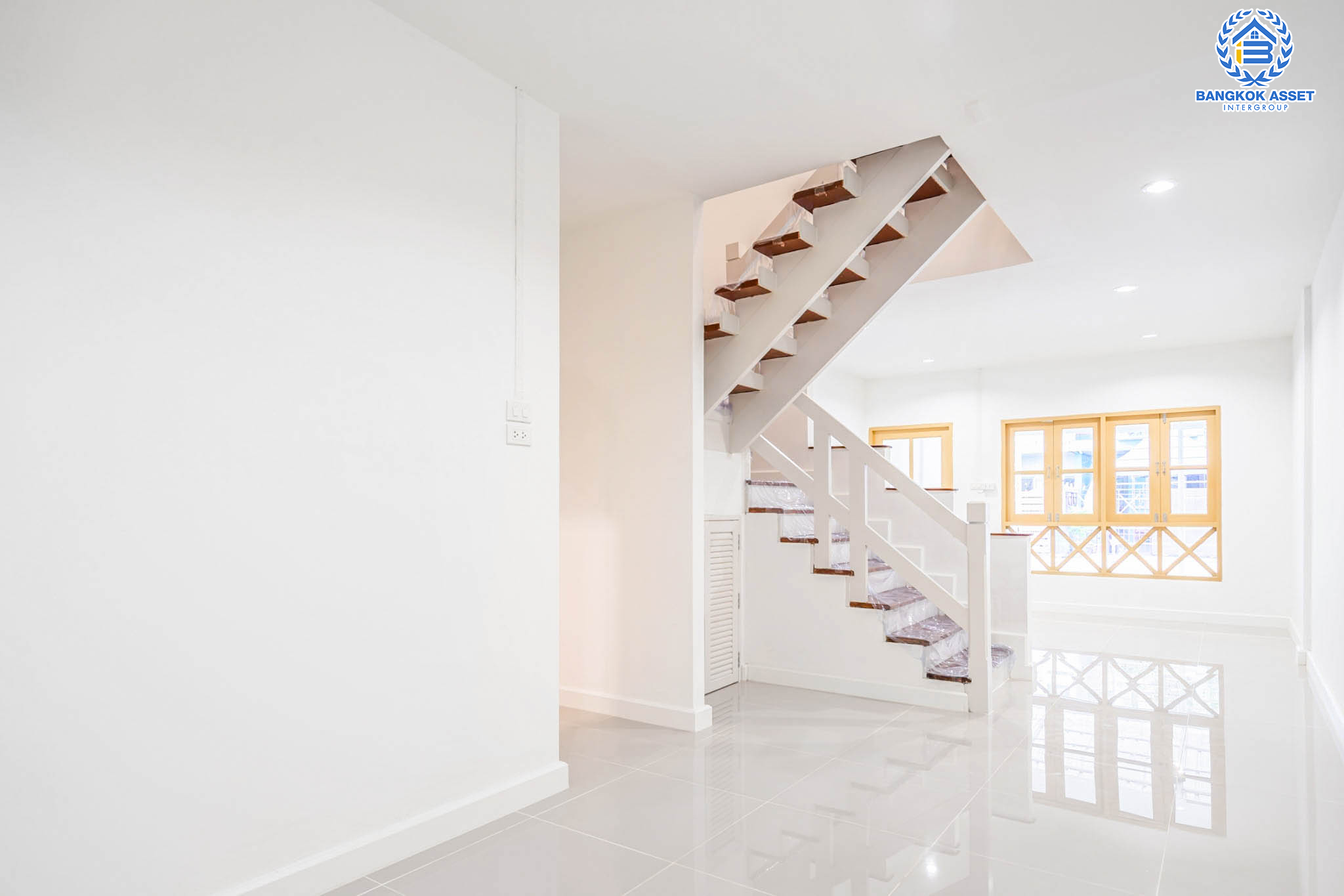 บ้านมือสองตกแต่งใหม่ ม.ดิเอมเมอรัลด์พาร์ค2 บางกรวย-ไทรน้อย เนื้อที่ 17 ตร.ว. ฟังก์ชัน 2 ห้องนอนใหญ่ 2 ห้องน้ำ 1 ที่จอดรถ บนทำเลศักยภาพ เชื่อมสู่ถนนชัยพฤกษ์ เพียง 5 นาที ใกล้เซ็นทรัลเวสต์เกต และรถไฟฟ้าสายสีม่วง "สถานีบางพลู"