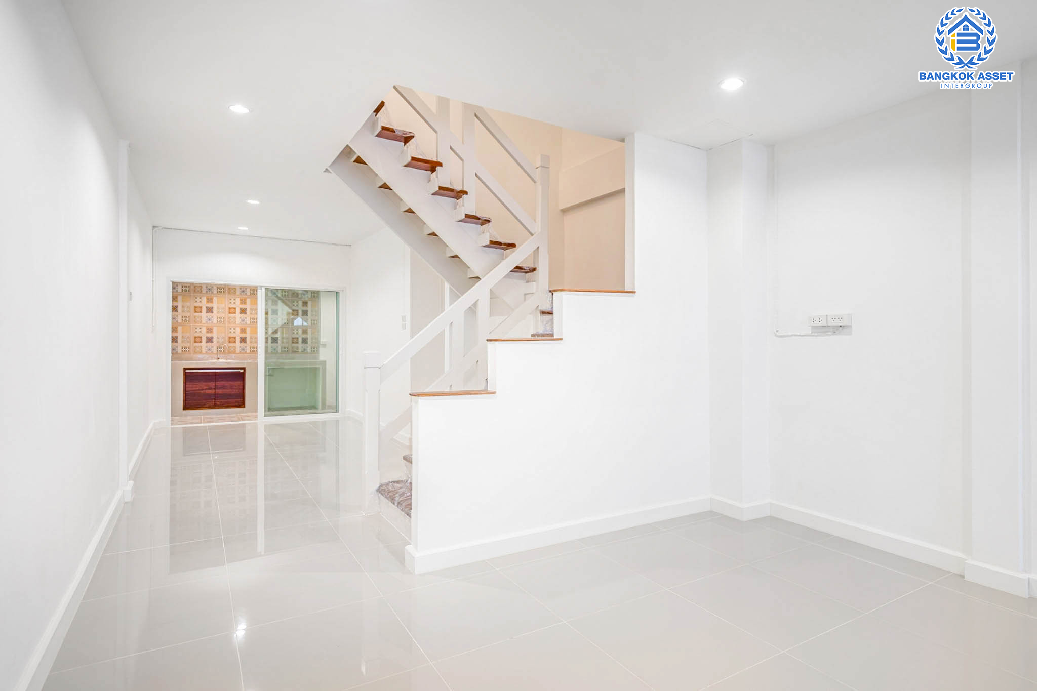 บ้านมือสองตกแต่งใหม่ ม.ดิเอมเมอรัลด์พาร์ค2 บางกรวย-ไทรน้อย เนื้อที่ 17 ตร.ว. ฟังก์ชัน 2 ห้องนอนใหญ่ 2 ห้องน้ำ 1 ที่จอดรถ บนทำเลศักยภาพ เชื่อมสู่ถนนชัยพฤกษ์ เพียง 5 นาที ใกล้เซ็นทรัลเวสต์เกต และรถไฟฟ้าสายสีม่วง "สถานีบางพลู"