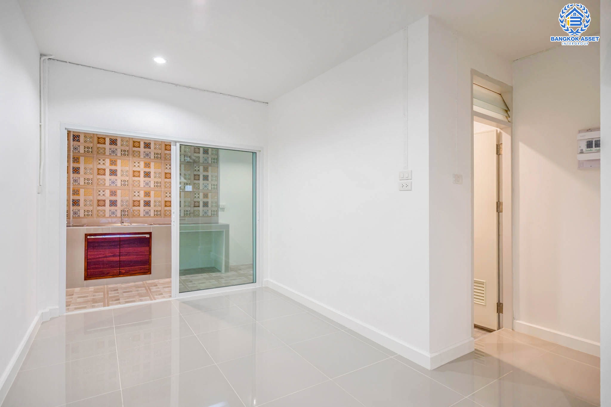 บ้านมือสองตกแต่งใหม่ ม.ดิเอมเมอรัลด์พาร์ค2 บางกรวย-ไทรน้อย เนื้อที่ 17 ตร.ว. ฟังก์ชัน 2 ห้องนอนใหญ่ 2 ห้องน้ำ 1 ที่จอดรถ บนทำเลศักยภาพ เชื่อมสู่ถนนชัยพฤกษ์ เพียง 5 นาที ใกล้เซ็นทรัลเวสต์เกต และรถไฟฟ้าสายสีม่วง "สถานีบางพลู"