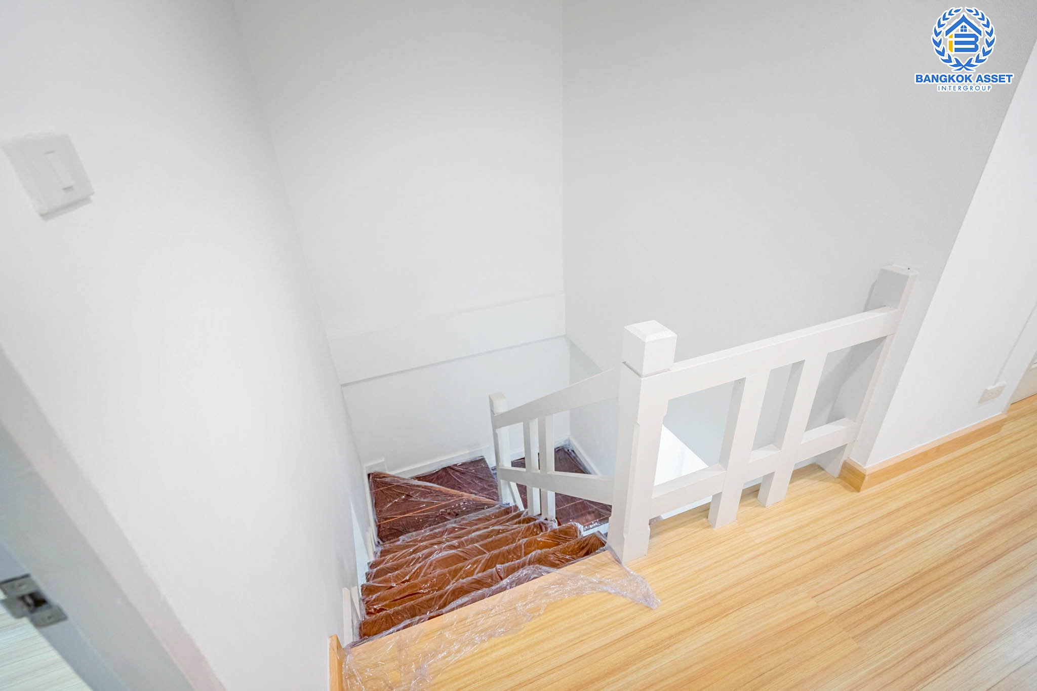 บ้านมือสองตกแต่งใหม่ ม.ดิเอมเมอรัลด์พาร์ค2 บางกรวย-ไทรน้อย เนื้อที่ 17 ตร.ว. ฟังก์ชัน 2 ห้องนอนใหญ่ 2 ห้องน้ำ 1 ที่จอดรถ บนทำเลศักยภาพ เชื่อมสู่ถนนชัยพฤกษ์ เพียง 5 นาที ใกล้เซ็นทรัลเวสต์เกต และรถไฟฟ้าสายสีม่วง "สถานีบางพลู"