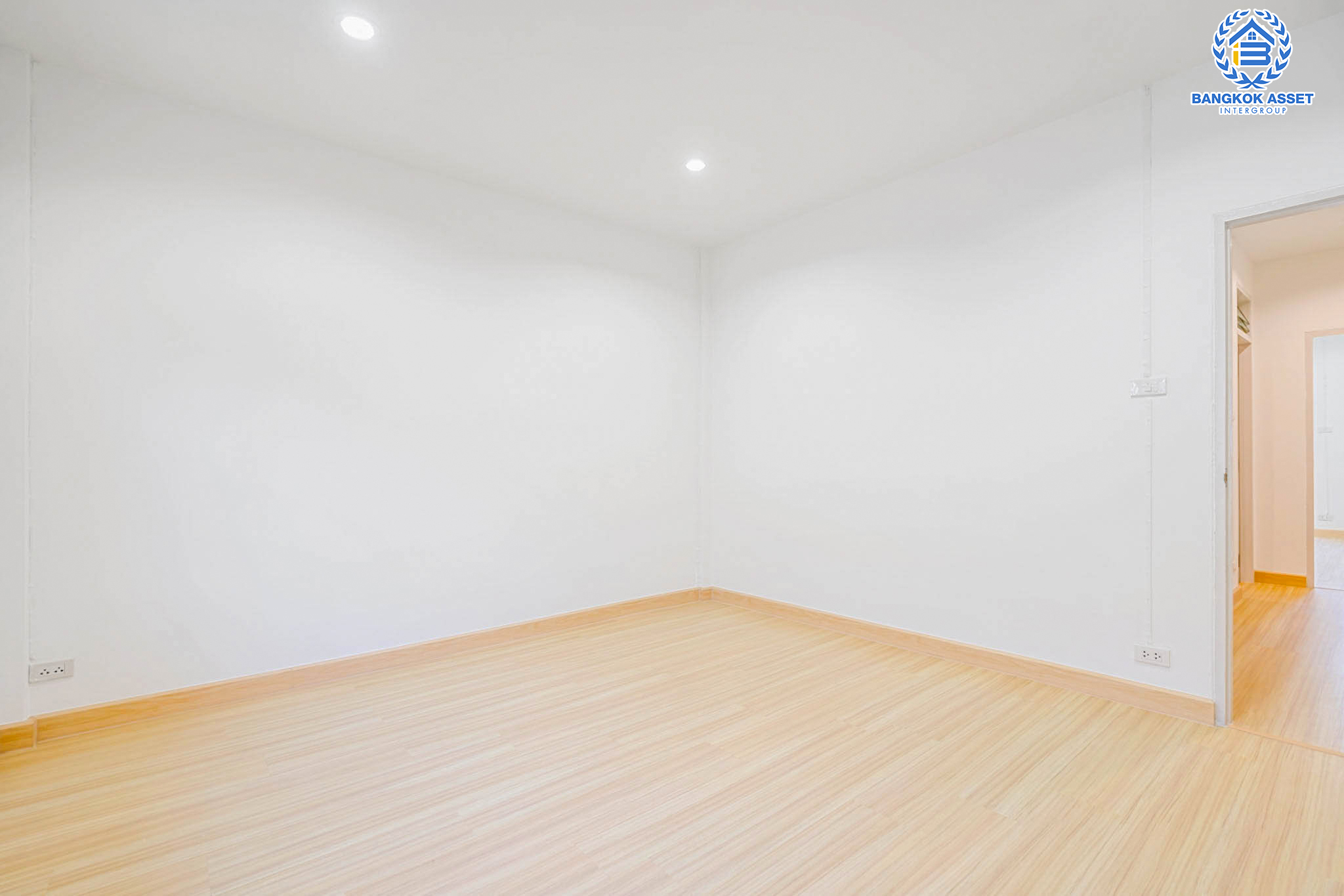 บ้านมือสองตกแต่งใหม่ ม.ดิเอมเมอรัลด์พาร์ค2 บางกรวย-ไทรน้อย เนื้อที่ 17 ตร.ว. ฟังก์ชัน 2 ห้องนอนใหญ่ 2 ห้องน้ำ 1 ที่จอดรถ บนทำเลศักยภาพ เชื่อมสู่ถนนชัยพฤกษ์ เพียง 5 นาที ใกล้เซ็นทรัลเวสต์เกต และรถไฟฟ้าสายสีม่วง "สถานีบางพลู"