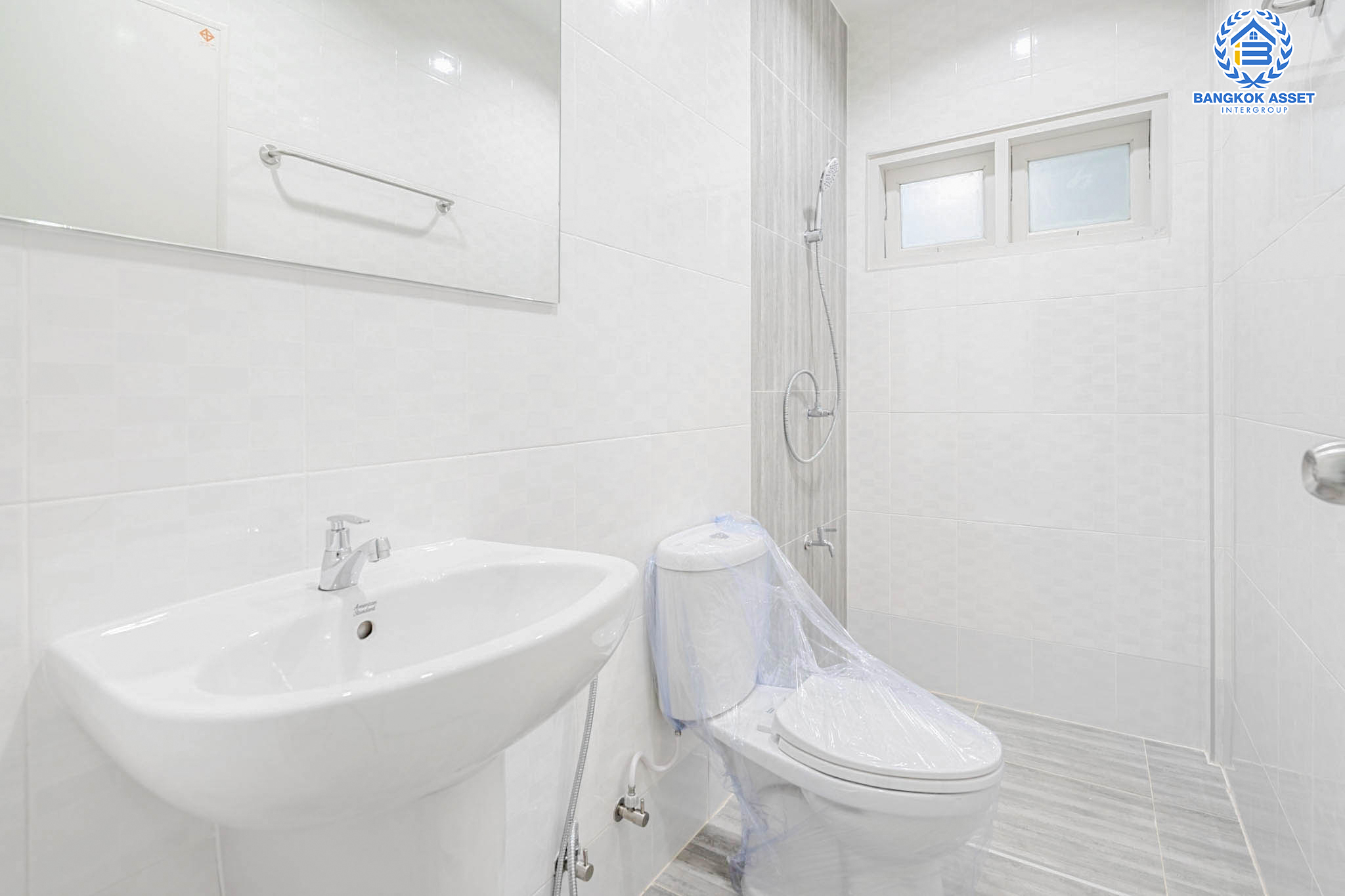 บ้านมือสองตกแต่งใหม่ ม.ดิเอมเมอรัลด์พาร์ค2 บางกรวย-ไทรน้อย เนื้อที่ 17 ตร.ว. ฟังก์ชัน 2 ห้องนอนใหญ่ 2 ห้องน้ำ 1 ที่จอดรถ บนทำเลศักยภาพ เชื่อมสู่ถนนชัยพฤกษ์ เพียง 5 นาที ใกล้เซ็นทรัลเวสต์เกต และรถไฟฟ้าสายสีม่วง "สถานีบางพลู"