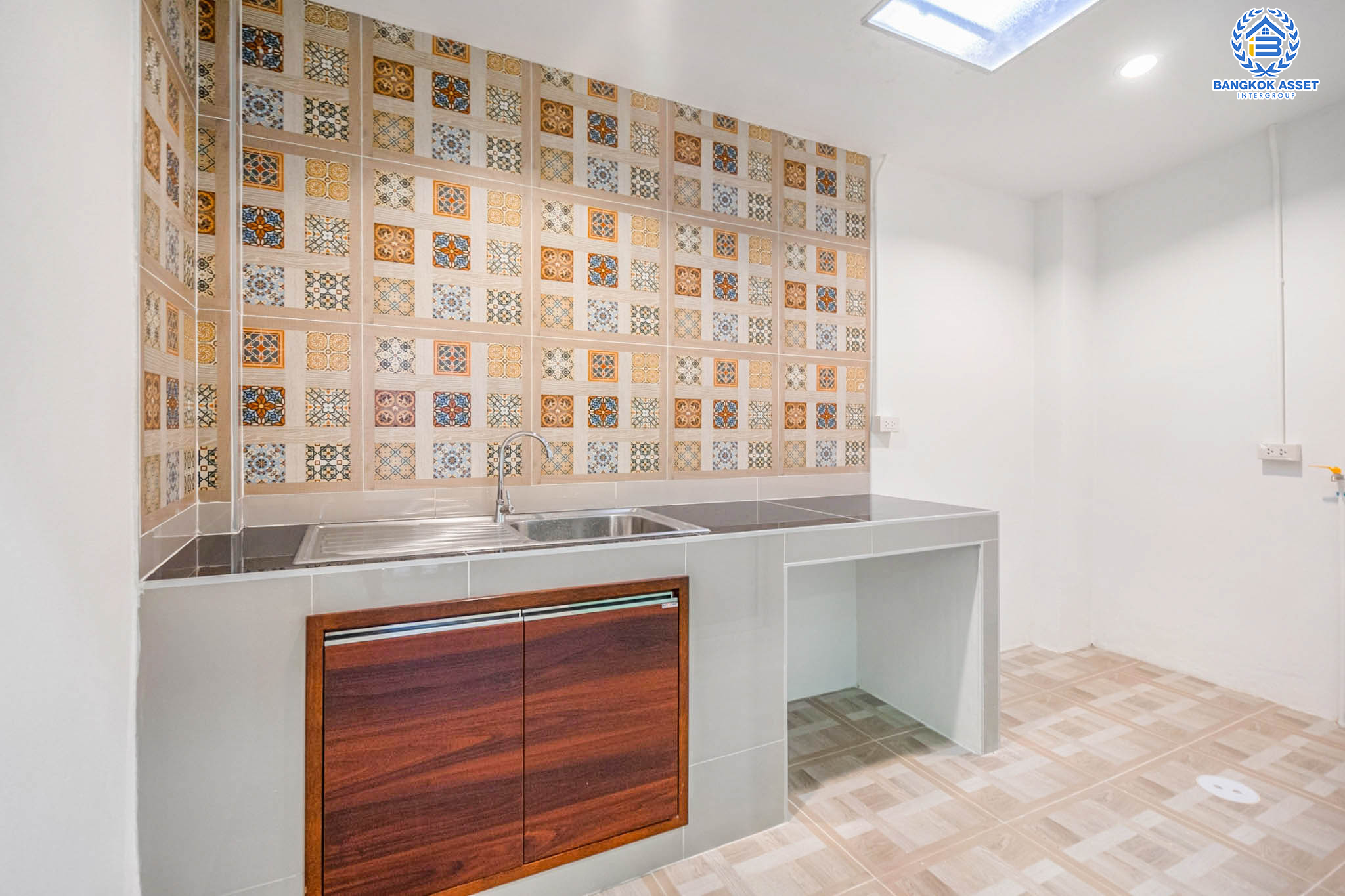 บ้านมือสองตกแต่งใหม่ ม.ดิเอมเมอรัลด์พาร์ค2 บางกรวย-ไทรน้อย เนื้อที่ 17 ตร.ว. ฟังก์ชัน 2 ห้องนอนใหญ่ 2 ห้องน้ำ 1 ที่จอดรถ บนทำเลศักยภาพ เชื่อมสู่ถนนชัยพฤกษ์ เพียง 5 นาที ใกล้เซ็นทรัลเวสต์เกต และรถไฟฟ้าสายสีม่วง "สถานีบางพลู"