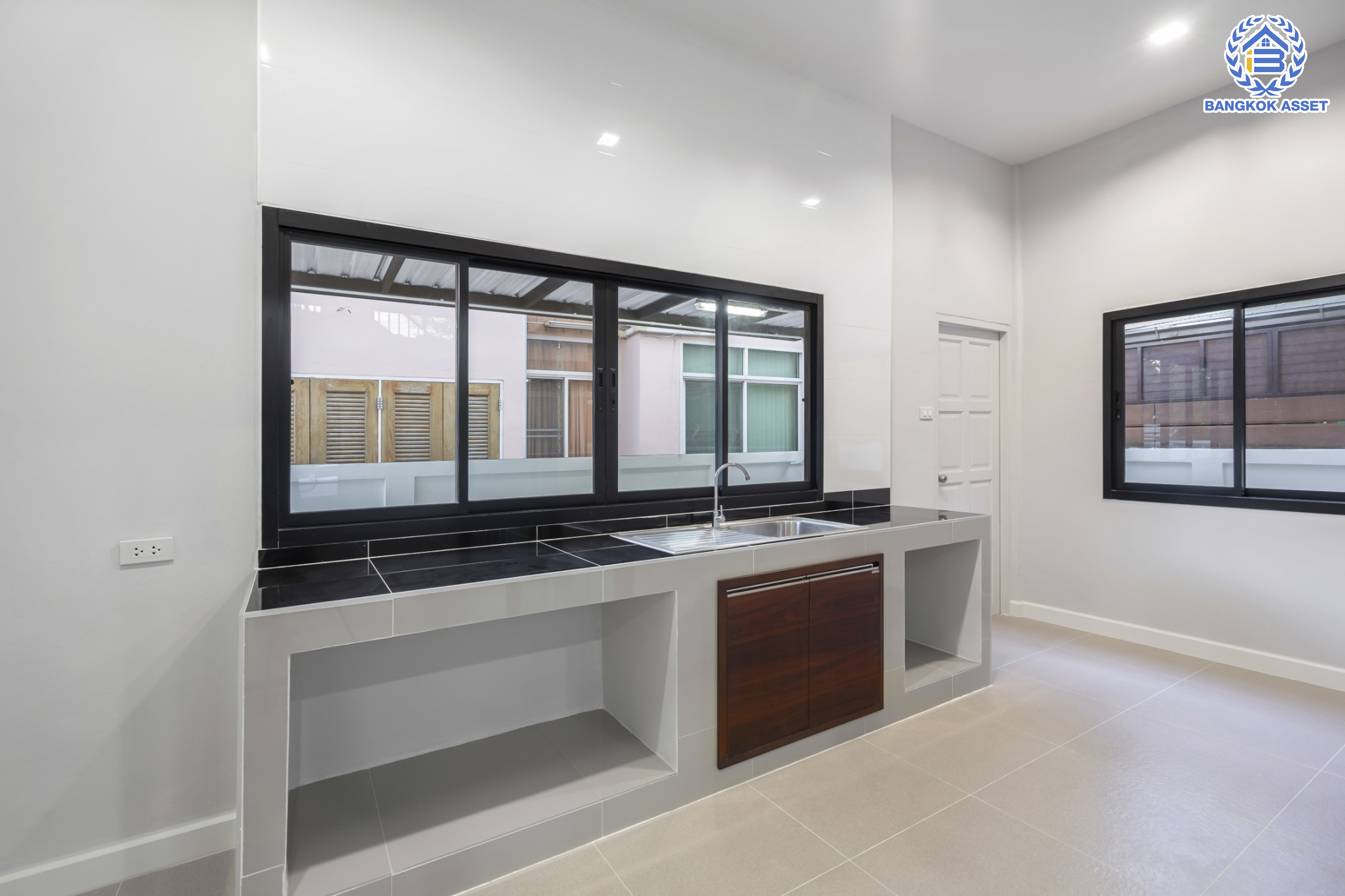 บ้านมือสองตกแต่งใหม่ หลังใหญ่! เนื้อที่ 84 ตร.ว. ม.โชคชัยปัญจทรัพย์44 ปิ่นเกล้า-บรมราชชนนี หลังมุม พื้นที่ใช้สอยมากกว่า 300 ตร.ม. ฟังก์ชันจัดเต็ม 4 ห้องนอน 3 ห้องน้ำ จอดรถได้ 2 คัน ตอบโจทย์ทุกการเดินทาง บนทำเลศักยภาพ ติดถนนบรมราชชนนี เชื่อมต่อทางคู่ขนานลอยฟ้า ใกล้ ม.มหิดล และเซ็นทรัลศาลายา...