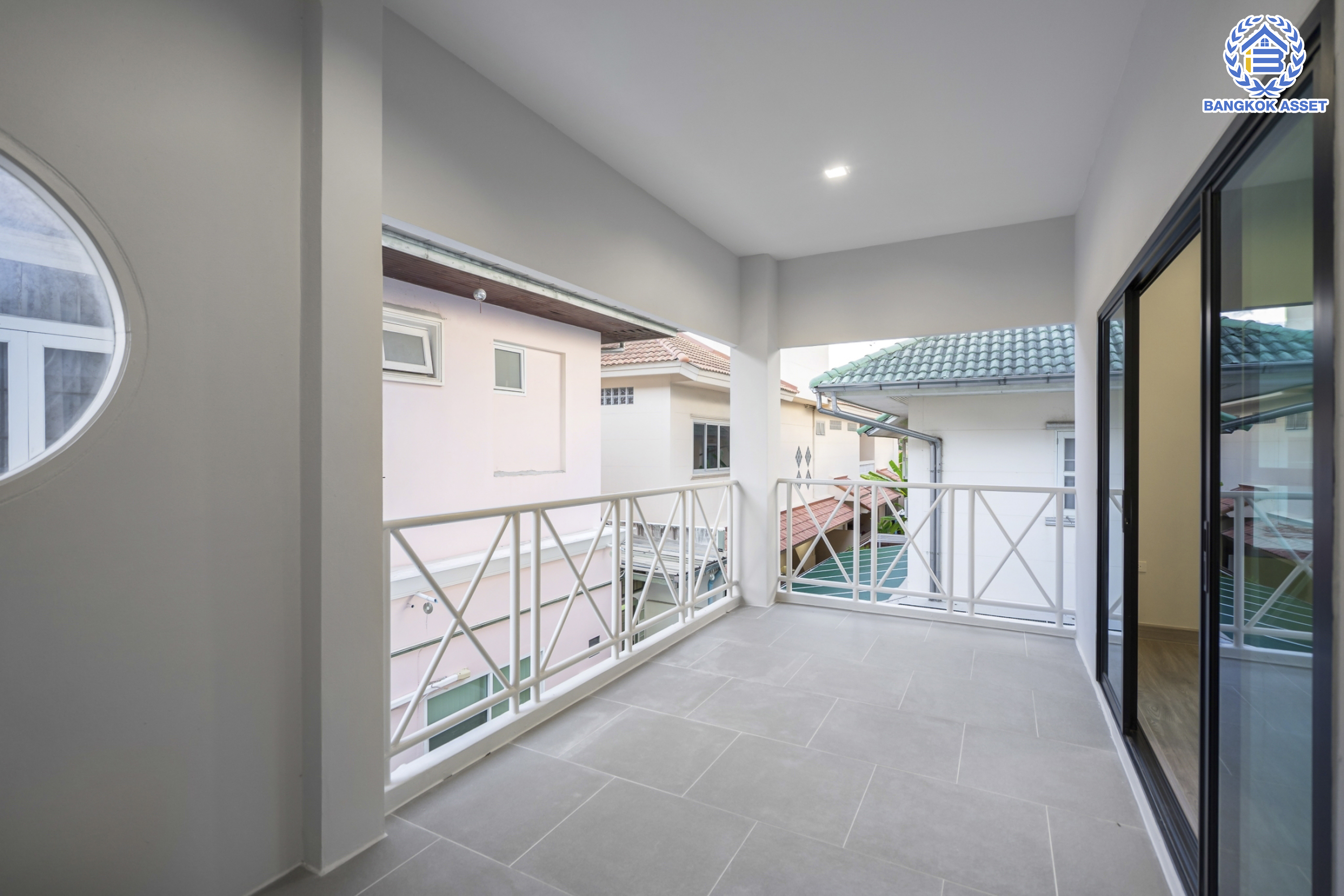 บ้านมือสองตกแต่งใหม่ หลังใหญ่! เนื้อที่ 84 ตร.ว. ม.โชคชัยปัญจทรัพย์44 ปิ่นเกล้า-บรมราชชนนี หลังมุม พื้นที่ใช้สอยมากกว่า 300 ตร.ม. ฟังก์ชันจัดเต็ม 4 ห้องนอน 3 ห้องน้ำ จอดรถได้ 2 คัน ตอบโจทย์ทุกการเดินทาง บนทำเลศักยภาพ ติดถนนบรมราชชนนี เชื่อมต่อทางคู่ขนานลอยฟ้า ใกล้ ม.มหิดล และเซ็นทรัลศาลายา...