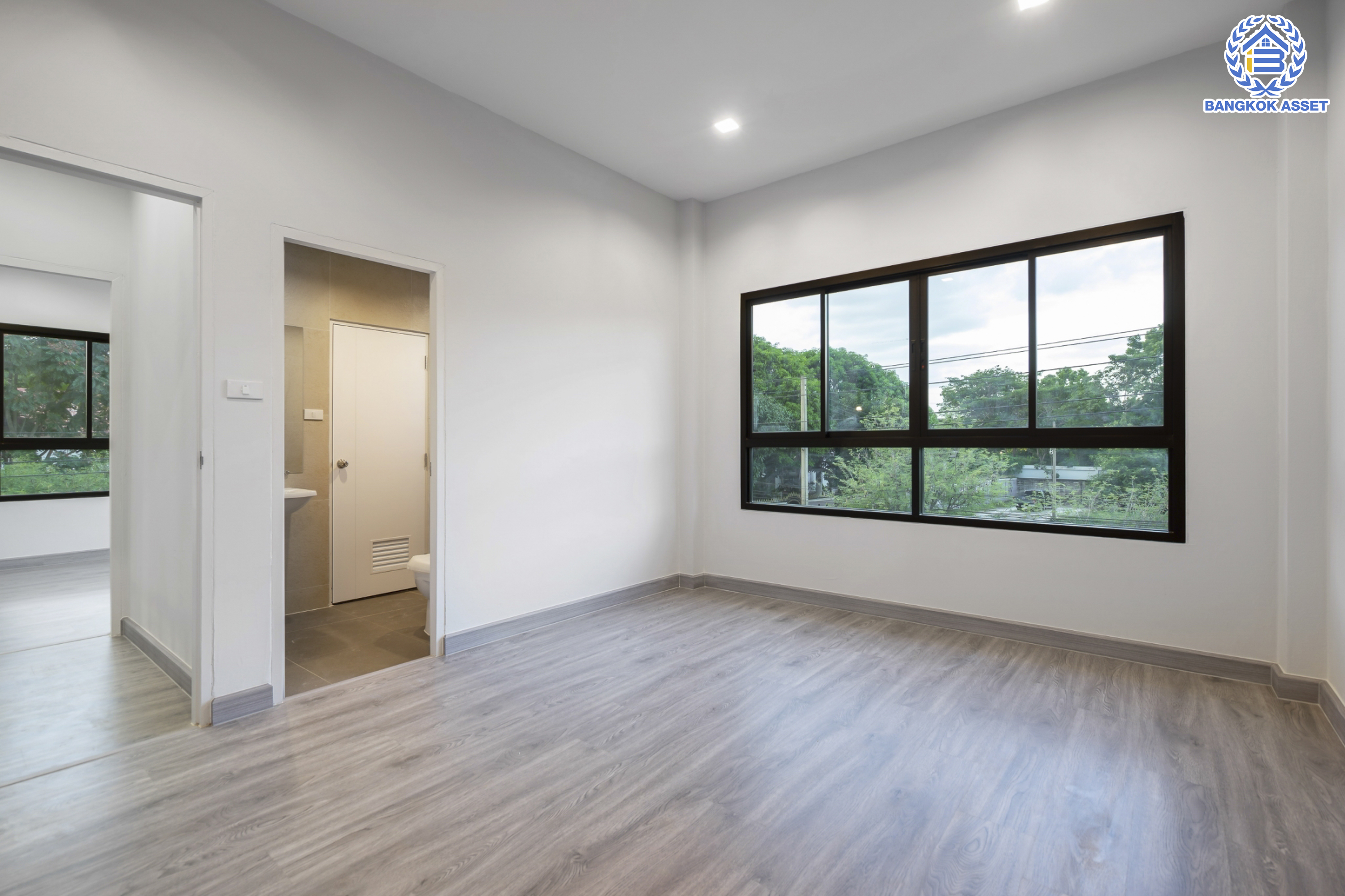 บ้านมือสองตกแต่งใหม่ หลังใหญ่! เนื้อที่ 84 ตร.ว. ม.โชคชัยปัญจทรัพย์44 ปิ่นเกล้า-บรมราชชนนี หลังมุม พื้นที่ใช้สอยมากกว่า 300 ตร.ม. ฟังก์ชันจัดเต็ม 4 ห้องนอน 3 ห้องน้ำ จอดรถได้ 2 คัน ตอบโจทย์ทุกการเดินทาง บนทำเลศักยภาพ ติดถนนบรมราชชนนี เชื่อมต่อทางคู่ขนานลอยฟ้า ใกล้ ม.มหิดล และเซ็นทรัลศาลายา...