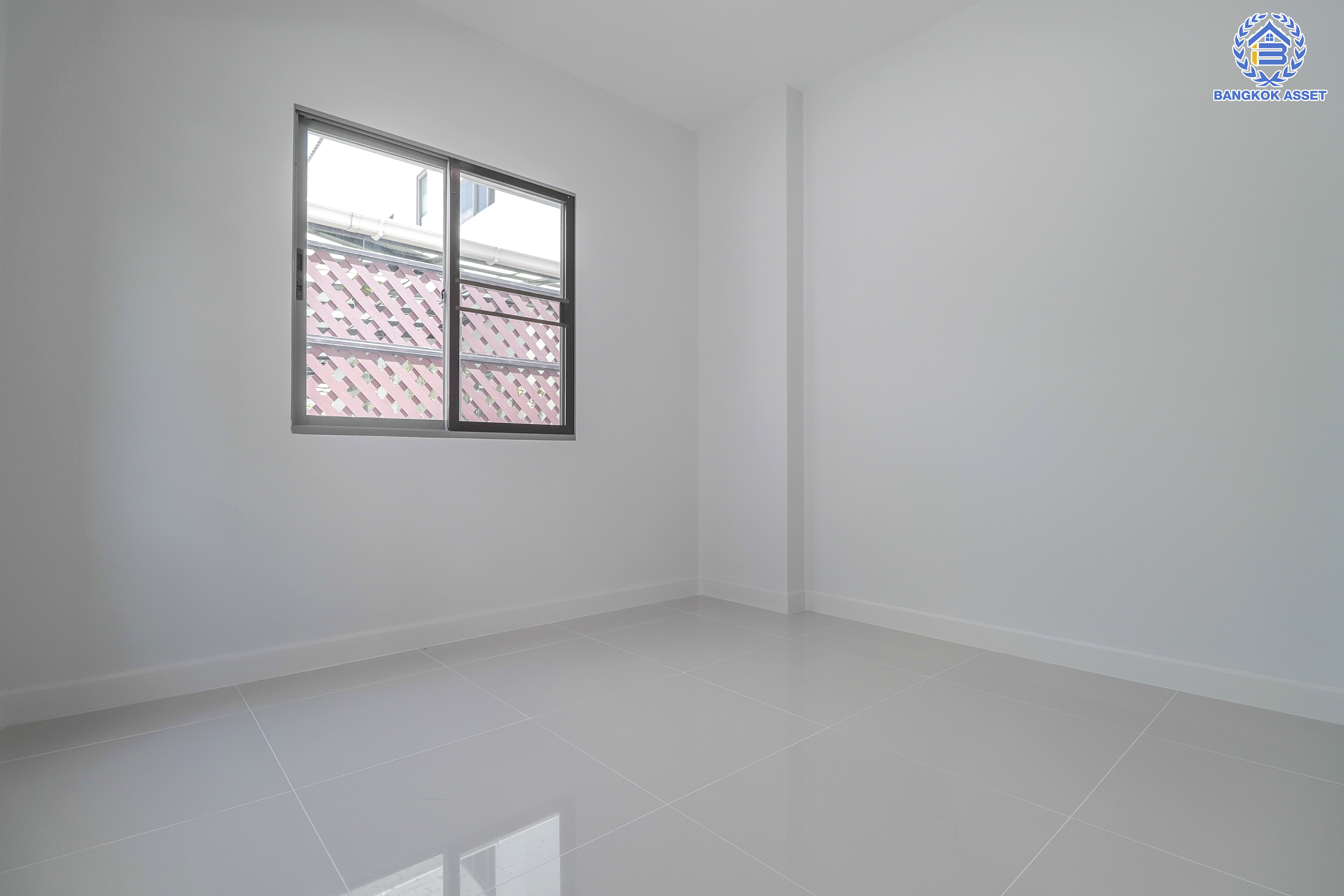 บ้านมือสองตกแต่งใหม่ ม.เพอร์เฟคเพลส แจ้งวัฒนะ-ปากเกร็ด เนื้อที่ 50.3 ตร.ว. ฟังก์ชัน 4 ห้องนอน 3 ห้องน้ำ จอดรถได้ 2 คัน รองรับทุกการอยู่อาศัย บนทำเลศักยภาพ ใกล้เซ็นทรัลแจ้งวัฒนะ รถไฟฟ้าสายสีชมพู "สถานีแยกปากเกร็ด" และเชื่อมสู่แจ้งวัฒนะและทางด่วน เพียง 5 นาที...