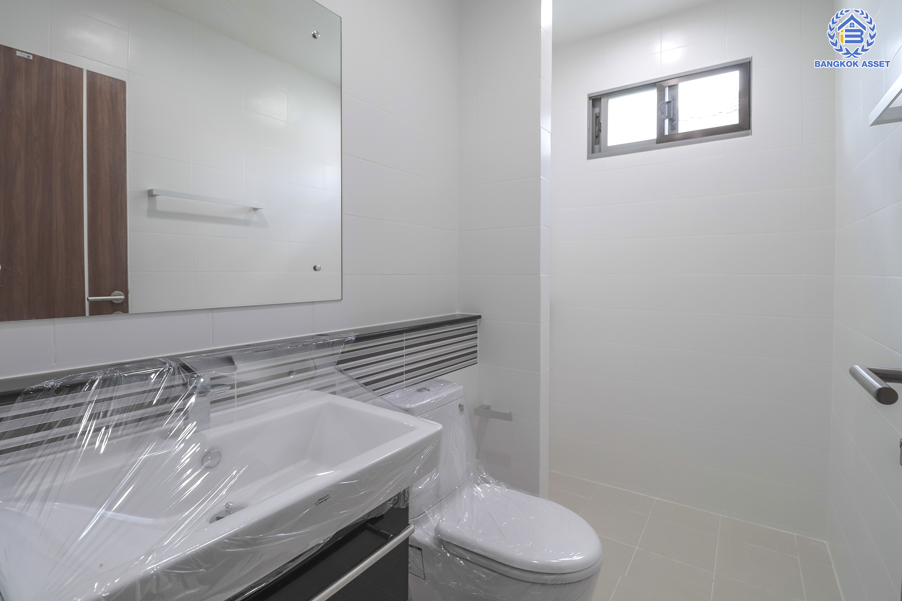 บ้านมือสองตกแต่งใหม่ ม.เพอร์เฟคเพลส แจ้งวัฒนะ-ปากเกร็ด เนื้อที่ 50.3 ตร.ว. ฟังก์ชัน 4 ห้องนอน 3 ห้องน้ำ จอดรถได้ 2 คัน รองรับทุกการอยู่อาศัย บนทำเลศักยภาพ ใกล้เซ็นทรัลแจ้งวัฒนะ รถไฟฟ้าสายสีชมพู "สถานีแยกปากเกร็ด" และเชื่อมสู่แจ้งวัฒนะและทางด่วน เพียง 5 นาที...