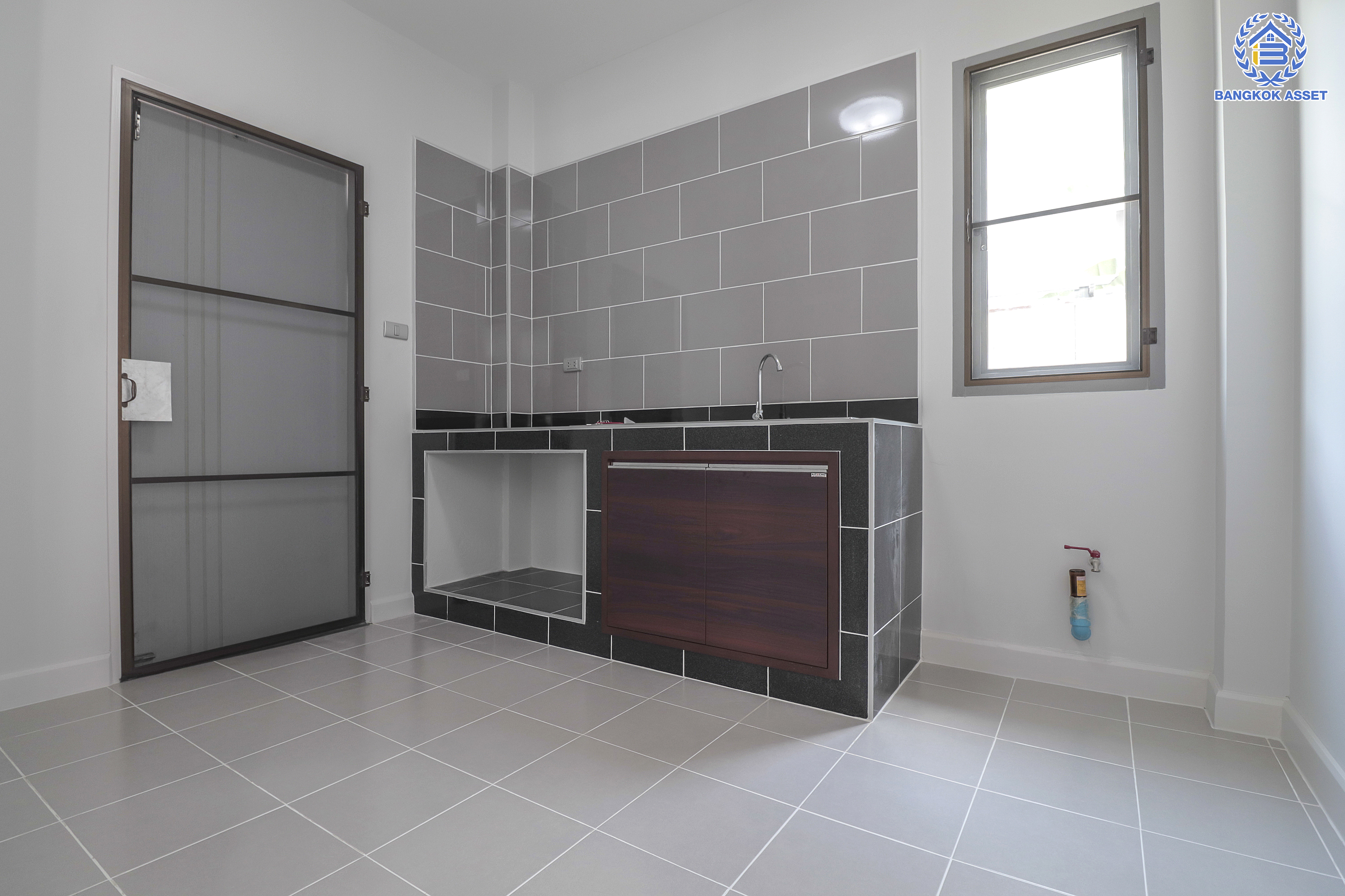 บ้านมือสองตกแต่งใหม่ ม.เพอร์เฟคเพลส แจ้งวัฒนะ-ปากเกร็ด เนื้อที่ 50.3 ตร.ว. ฟังก์ชัน 4 ห้องนอน 3 ห้องน้ำ จอดรถได้ 2 คัน รองรับทุกการอยู่อาศัย บนทำเลศักยภาพ ใกล้เซ็นทรัลแจ้งวัฒนะ รถไฟฟ้าสายสีชมพู "สถานีแยกปากเกร็ด" และเชื่อมสู่แจ้งวัฒนะและทางด่วน เพียง 5 นาที...