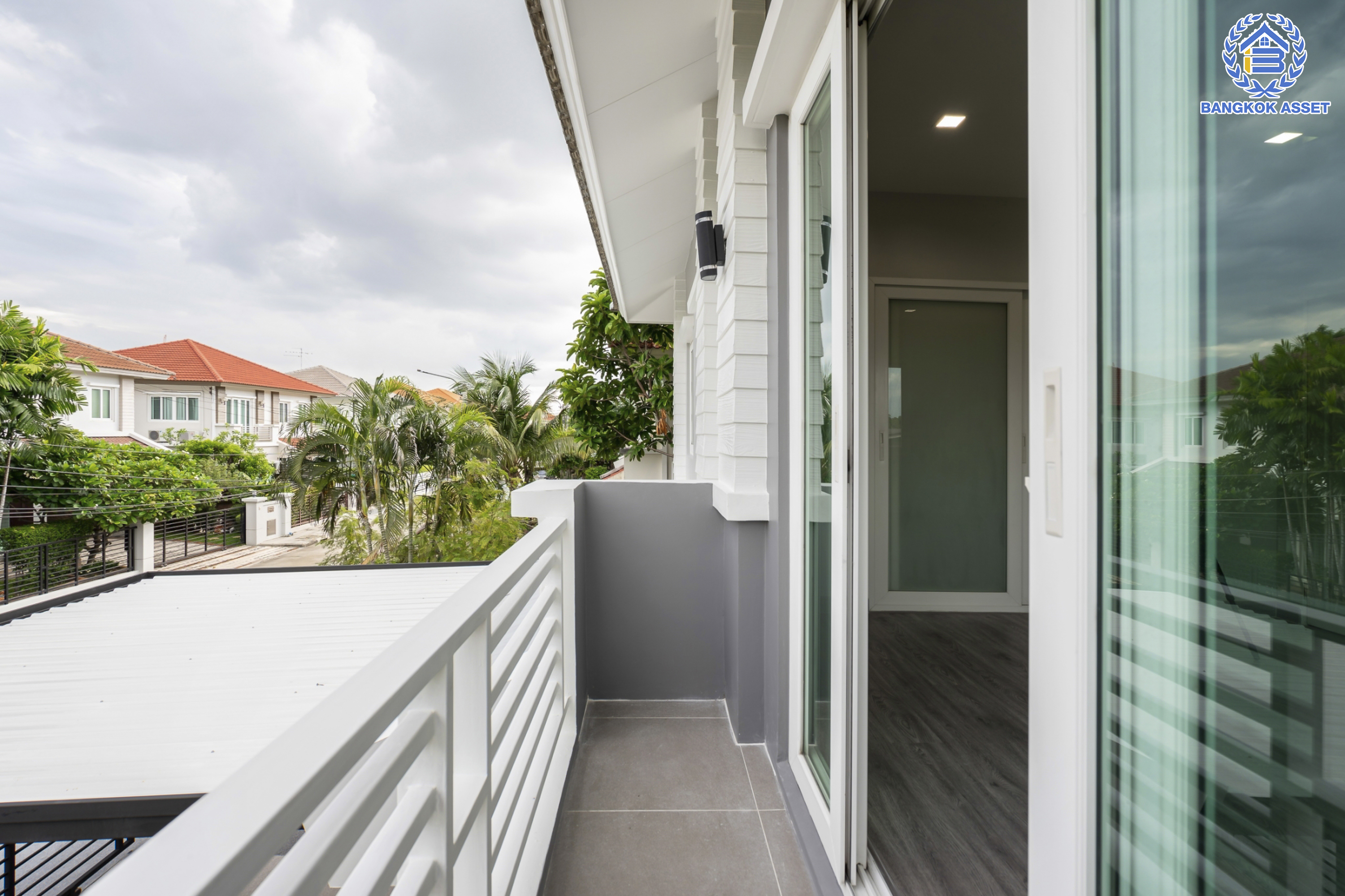 บ้านมือสองตกแต่งใหม่ ม.คาซ่าวิลล์ ราชพฤกษ์-รัตนาธิเบศร์1 (Q.House) หลังมุม ดีไซน์ Modern เนื้อที่ 66 ตร.ว. ฟังก์ชัน 3 ห้องนอน 3 ห้องน้ำ จอดรถได้ถึง 4 คัน บนทำเลศักยภาพ ติดถนนราชพฤกษ์ ใกล้เซ็นทรัลเวสต์เกต และรถไฟฟ้า "สถานีบางรักน้อยท่าอิฐ"...