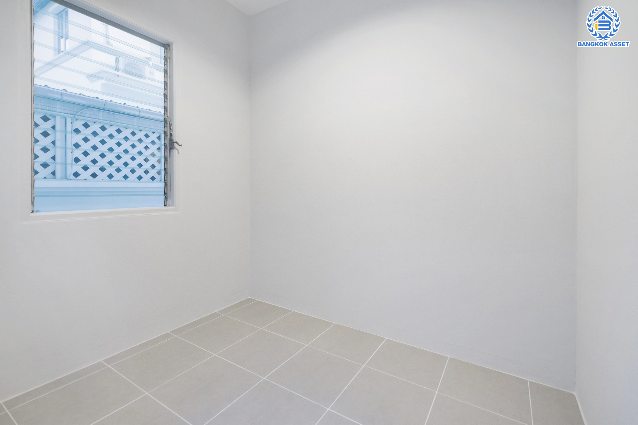 คฤหาสน์มือสองตกแต่งใหม่ ม.ลดาวัลย์ เลคโคโลเนียล กาญจนาภิเษก-พระราม2 ตกแต่งสุด Luxury เนื้อที่ 120 ตร.ว. โครงการบรรยากาศ Private โซนใกล้ส่วนกลาง ฟังก์ชันจัดเต็ม 5 ห้องนอน 5 ห้องน้ำ 1 ห้องอเนกประสงค์ 1 ห้องแม่บ้าน จอดรถได้ถึง 4 คัน บนพื้นที่ใช้สอยกว่า 620 ตร.ม. ทำเลติดถนนกาญจนาภิเษก ใจกลางย่านบางบอน เชื่อมต่อถนนพระราม2 และถนนเอกชัย ใกล้เซ็นทรัลพระราม2 และเดอะมอลล์บางแค