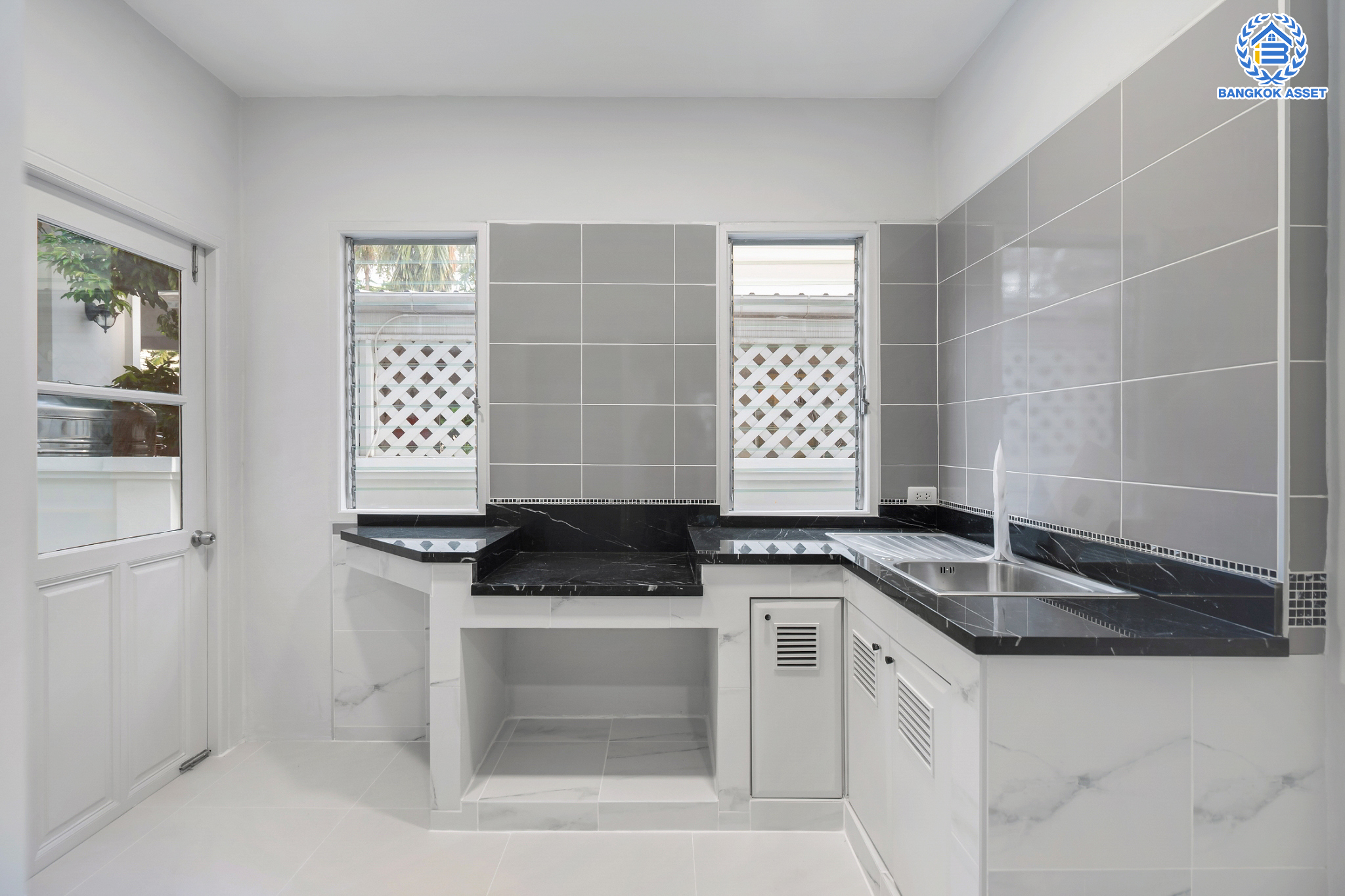 คฤหาสน์มือสองตกแต่งใหม่ ม.ลดาวัลย์ เลคโคโลเนียล กาญจนาภิเษก-พระราม2 ตกแต่งสุด Luxury เนื้อที่ 120 ตร.ว. โครงการบรรยากาศ Private โซนใกล้ส่วนกลาง ฟังก์ชันจัดเต็ม 5 ห้องนอน 5 ห้องน้ำ 1 ห้องอเนกประสงค์ 1 ห้องแม่บ้าน จอดรถได้ถึง 4 คัน บนพื้นที่ใช้สอยกว่า 620 ตร.ม. ทำเลติดถนนกาญจนาภิเษก ใจกลางย่านบางบอน เชื่อมต่อถนนพระราม2 และถนนเอกชัย ใกล้เซ็นทรัลพระราม2 และเดอะมอลล์บางแค