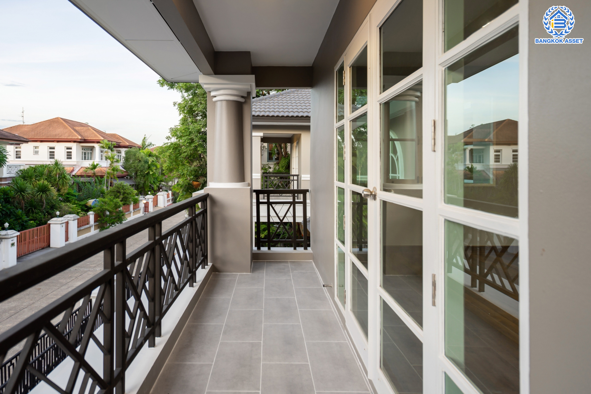 คฤหาสน์มือสองตกแต่งใหม่ ม.ลดาวัลย์ เลคโคโลเนียล กาญจนาภิเษก-พระราม2 ตกแต่งสุด Luxury เนื้อที่ 120 ตร.ว. โครงการบรรยากาศ Private โซนใกล้ส่วนกลาง ฟังก์ชันจัดเต็ม 5 ห้องนอน 5 ห้องน้ำ 1 ห้องอเนกประสงค์ 1 ห้องแม่บ้าน จอดรถได้ถึง 4 คัน บนพื้นที่ใช้สอยกว่า 620 ตร.ม. ทำเลติดถนนกาญจนาภิเษก ใจกลางย่านบางบอน เชื่อมต่อถนนพระราม2 และถนนเอกชัย ใกล้เซ็นทรัลพระราม2 และเดอะมอลล์บางแค