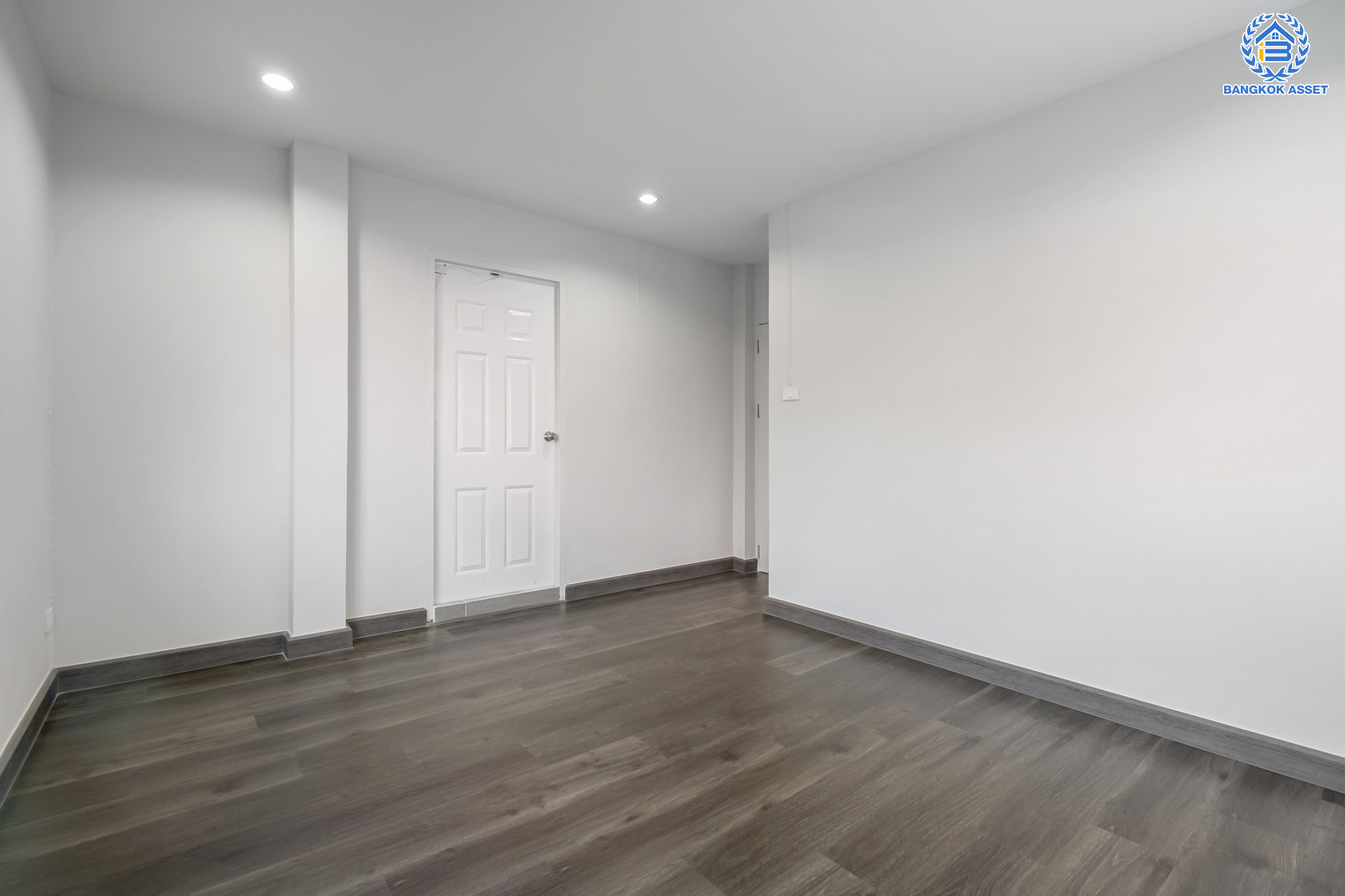 บ้านมือสองตกแต่งใหม่ ม.กฤษดานคร16-17 บรมราชชนนี-พุทธมณฑลสาย3 เนื้อที่ 60 ตร.ว. ฟังก์ชัน 4 ห้องนอน 2 ห้องน้ำ 1 ที่จอดรถ บนทำเลศักยภาพ เชื่อมต่อเมืองอย่างรวดเร็ว ใกล้ทางคู่ขนานลอยฟ้าบรมราชชนนี ม.มหิดล เซ็นทรัลศาลายา และทางด่วน ฯลฯ