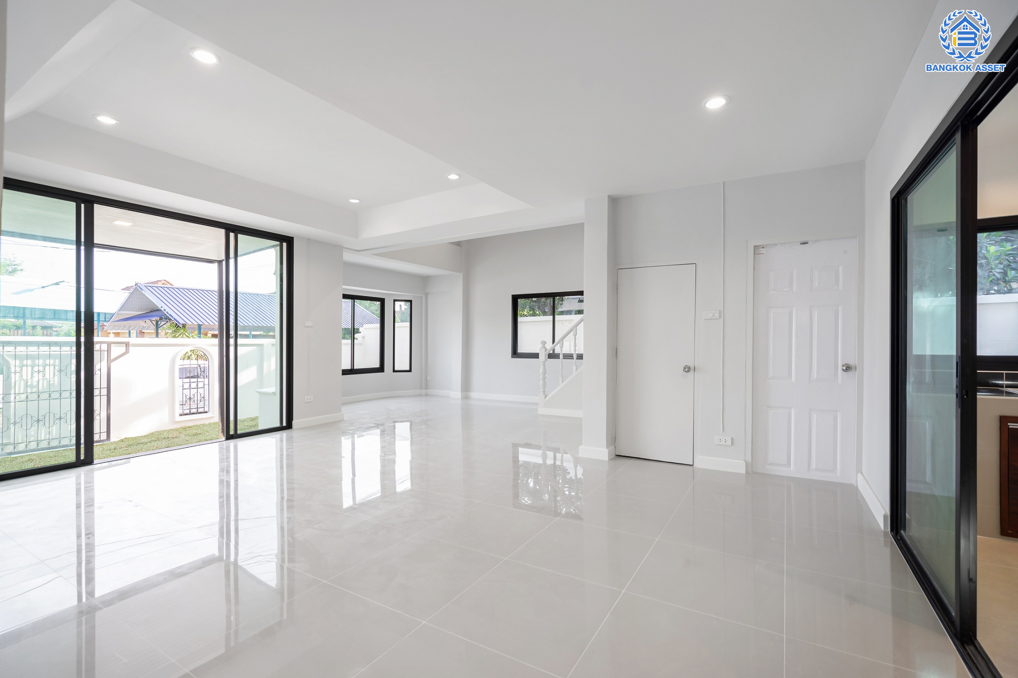 บ้านมือสองตกแต่งใหม่ ม.กฤษดานคร16-17 บรมราชชนนี-พุทธมณฑลสาย3 เนื้อที่ 60 ตร.ว. ฟังก์ชัน 4 ห้องนอน 2 ห้องน้ำ 1 ที่จอดรถ บนทำเลศักยภาพ เชื่อมต่อเมืองอย่างรวดเร็ว ใกล้ทางคู่ขนานลอยฟ้าบรมราชชนนี ม.มหิดล เซ็นทรัลศาลายา และทางด่วน ฯลฯ