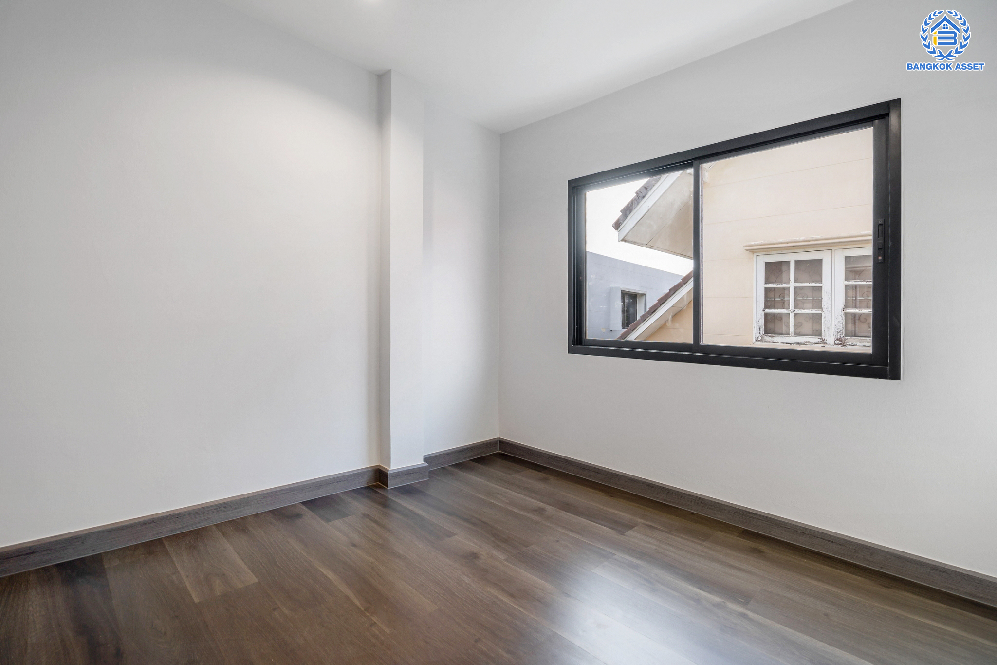 บ้านมือสองตกแต่งใหม่ ม.กฤษดานคร16-17 บรมราชชนนี-พุทธมณฑลสาย3 เนื้อที่ 60 ตร.ว. ฟังก์ชัน 4 ห้องนอน 2 ห้องน้ำ 1 ที่จอดรถ บนทำเลศักยภาพ เชื่อมต่อเมืองอย่างรวดเร็ว ใกล้ทางคู่ขนานลอยฟ้าบรมราชชนนี ม.มหิดล เซ็นทรัลศาลายา และทางด่วน ฯลฯ