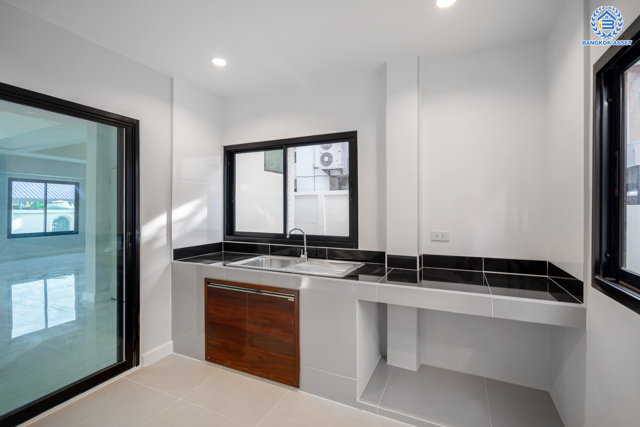 บ้านมือสองตกแต่งใหม่ ม.กฤษดานคร16-17 บรมราชชนนี-พุทธมณฑลสาย3 เนื้อที่ 60 ตร.ว. ฟังก์ชัน 4 ห้องนอน 2 ห้องน้ำ 1 ที่จอดรถ บนทำเลศักยภาพ เชื่อมต่อเมืองอย่างรวดเร็ว ใกล้ทางคู่ขนานลอยฟ้าบรมราชชนนี ม.มหิดล เซ็นทรัลศาลายา และทางด่วน ฯลฯ