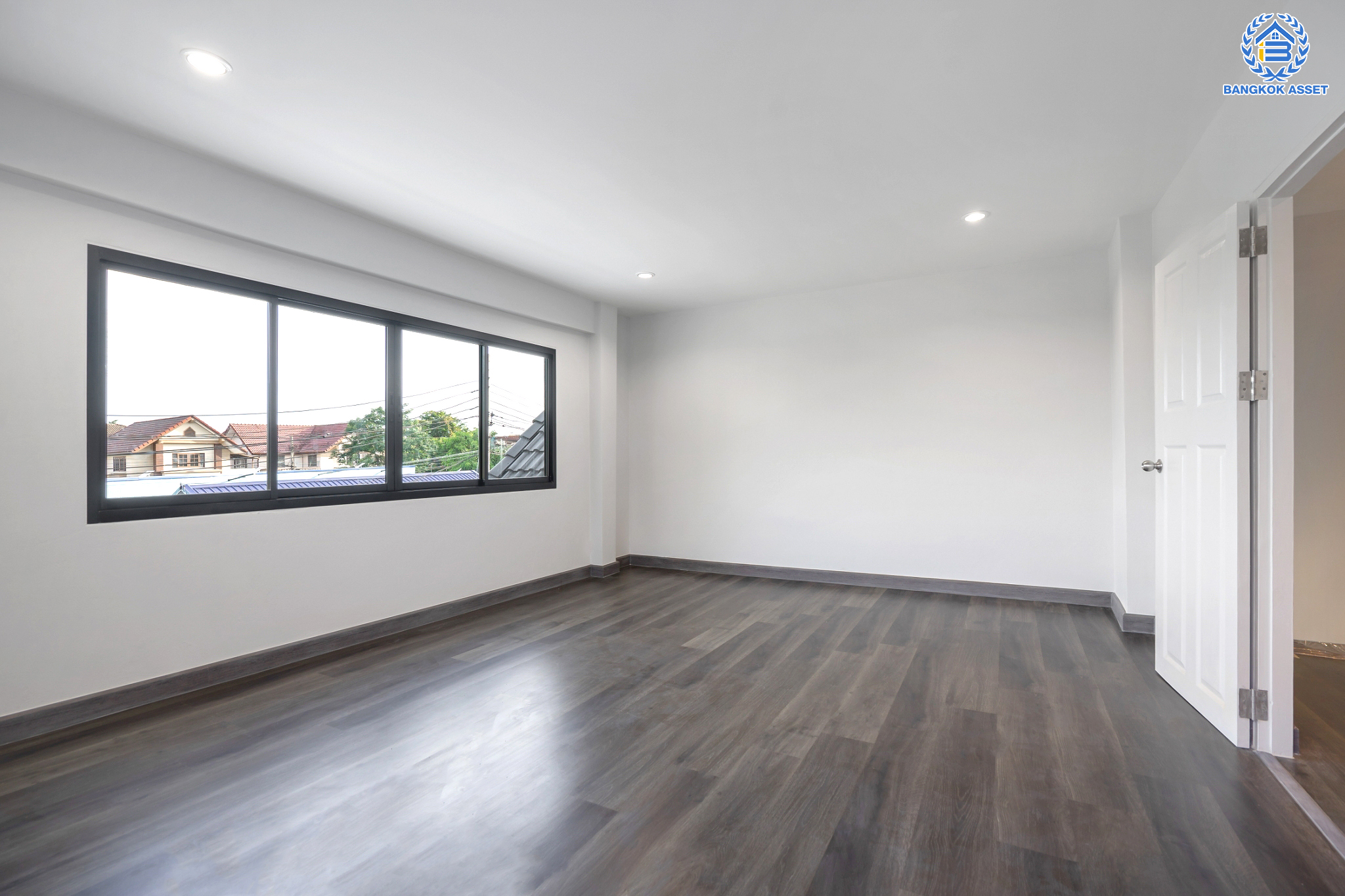 บ้านมือสองตกแต่งใหม่ ม.กฤษดานคร16-17 บรมราชชนนี-พุทธมณฑลสาย3 เนื้อที่ 60 ตร.ว. ฟังก์ชัน 4 ห้องนอน 2 ห้องน้ำ 1 ที่จอดรถ บนทำเลศักยภาพ เชื่อมต่อเมืองอย่างรวดเร็ว ใกล้ทางคู่ขนานลอยฟ้าบรมราชชนนี ม.มหิดล เซ็นทรัลศาลายา และทางด่วน ฯลฯ