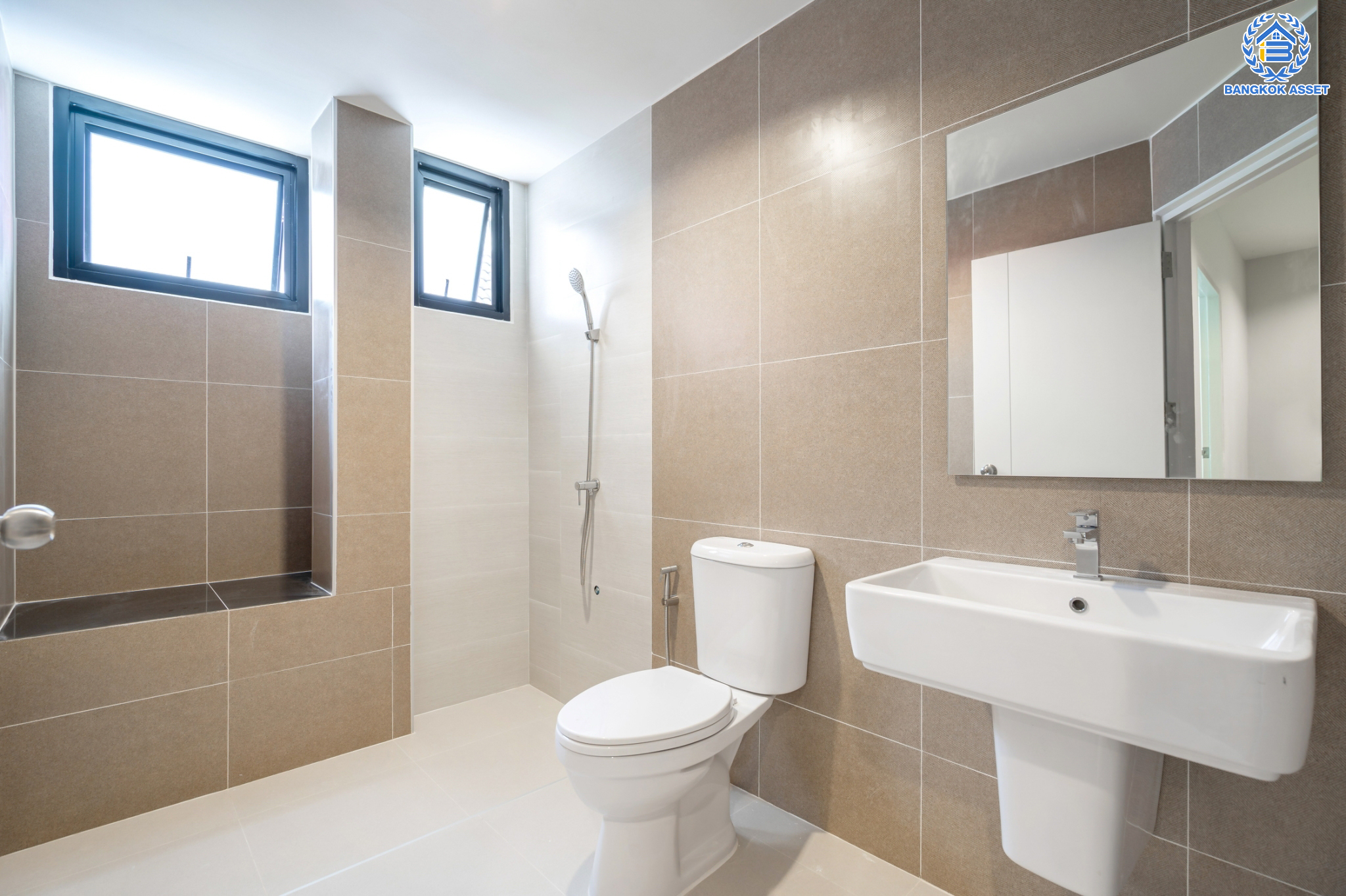 บ้านมือสองตกแต่งใหม่ ม.กฤษดานคร16-17 บรมราชชนนี-พุทธมณฑลสาย3 เนื้อที่ 60 ตร.ว. ฟังก์ชัน 4 ห้องนอน 2 ห้องน้ำ 1 ที่จอดรถ บนทำเลศักยภาพ เชื่อมต่อเมืองอย่างรวดเร็ว ใกล้ทางคู่ขนานลอยฟ้าบรมราชชนนี ม.มหิดล เซ็นทรัลศาลายา และทางด่วน ฯลฯ