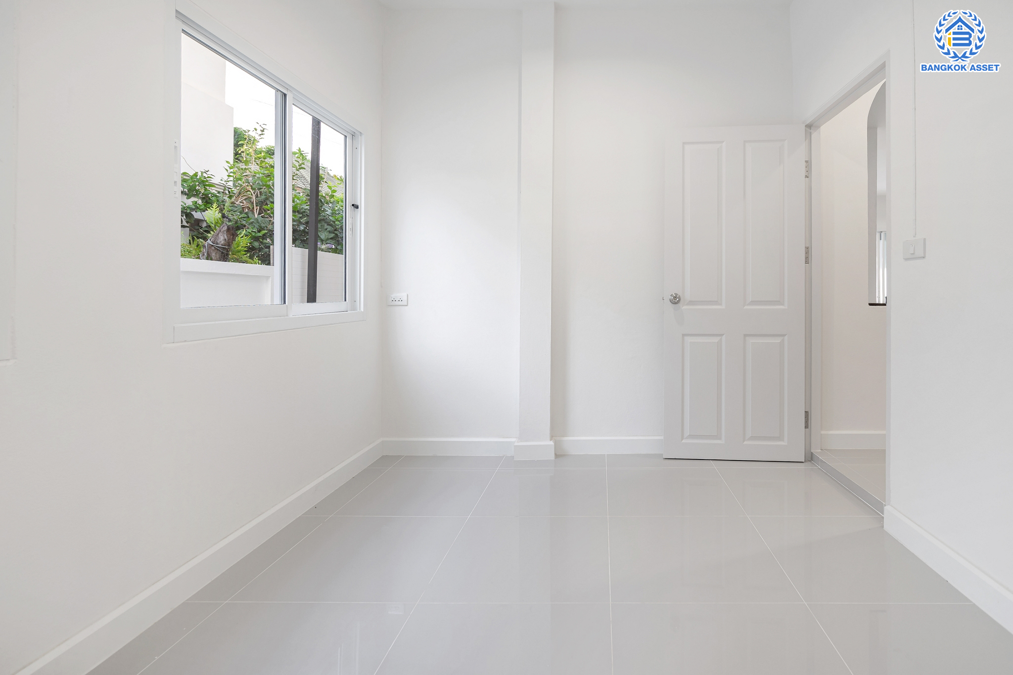 บ้านมือสองตกแต่งใหม่ ม.ดิเอมเมอรัลด์พาร์ค2 บางกรวย-ไทรน้อย เนื้อที่ 58.9 ตร.ว. ฟังก์ชัน 5 ห้องนอน 3 ห้องน้ำ 1 ห้องอเนกประสงค์ 2 ที่จอดรถ บนทำเลศักยภาพ เชื่อมสู่ถนนชัยพฤกษ์ เพียง 5 นาที ใกล้เซ็นทรัลเวสต์เกต และรถไฟฟ้าสายสีม่วง "สถานีบางพลู"...