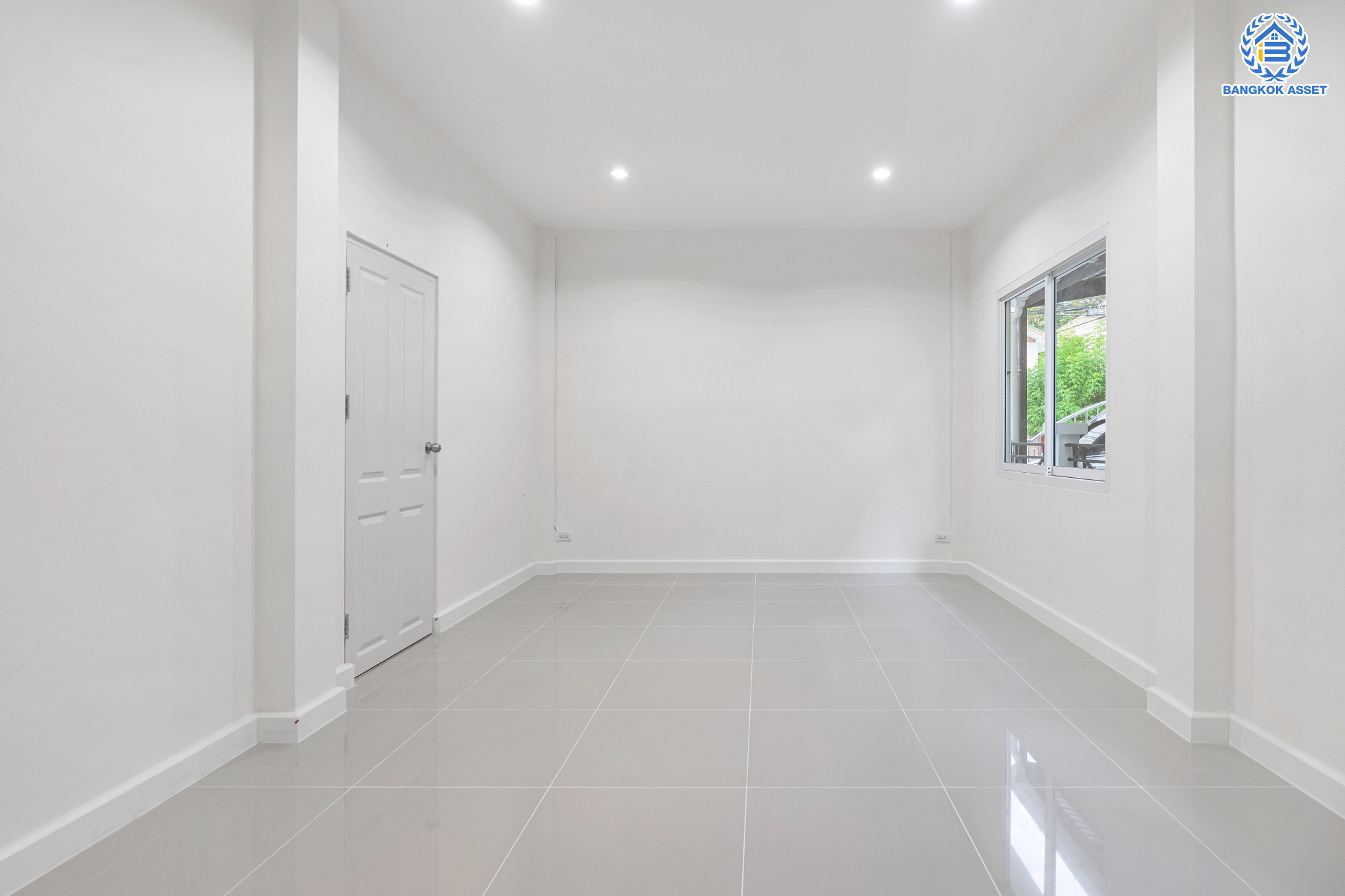 บ้านมือสองตกแต่งใหม่ ม.ดิเอมเมอรัลด์พาร์ค2 บางกรวย-ไทรน้อย เนื้อที่ 58.9 ตร.ว. ฟังก์ชัน 5 ห้องนอน 3 ห้องน้ำ 1 ห้องอเนกประสงค์ 2 ที่จอดรถ บนทำเลศักยภาพ เชื่อมสู่ถนนชัยพฤกษ์ เพียง 5 นาที ใกล้เซ็นทรัลเวสต์เกต และรถไฟฟ้าสายสีม่วง "สถานีบางพลู"...