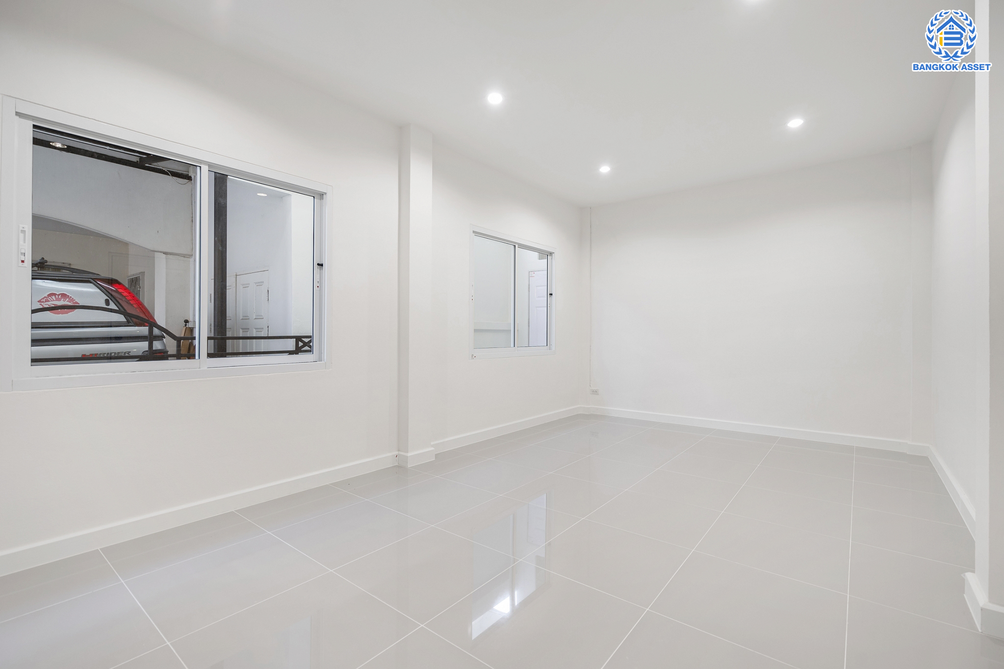 บ้านมือสองตกแต่งใหม่ ม.ดิเอมเมอรัลด์พาร์ค2 บางกรวย-ไทรน้อย เนื้อที่ 58.9 ตร.ว. ฟังก์ชัน 5 ห้องนอน 3 ห้องน้ำ 1 ห้องอเนกประสงค์ 2 ที่จอดรถ บนทำเลศักยภาพ เชื่อมสู่ถนนชัยพฤกษ์ เพียง 5 นาที ใกล้เซ็นทรัลเวสต์เกต และรถไฟฟ้าสายสีม่วง "สถานีบางพลู"...