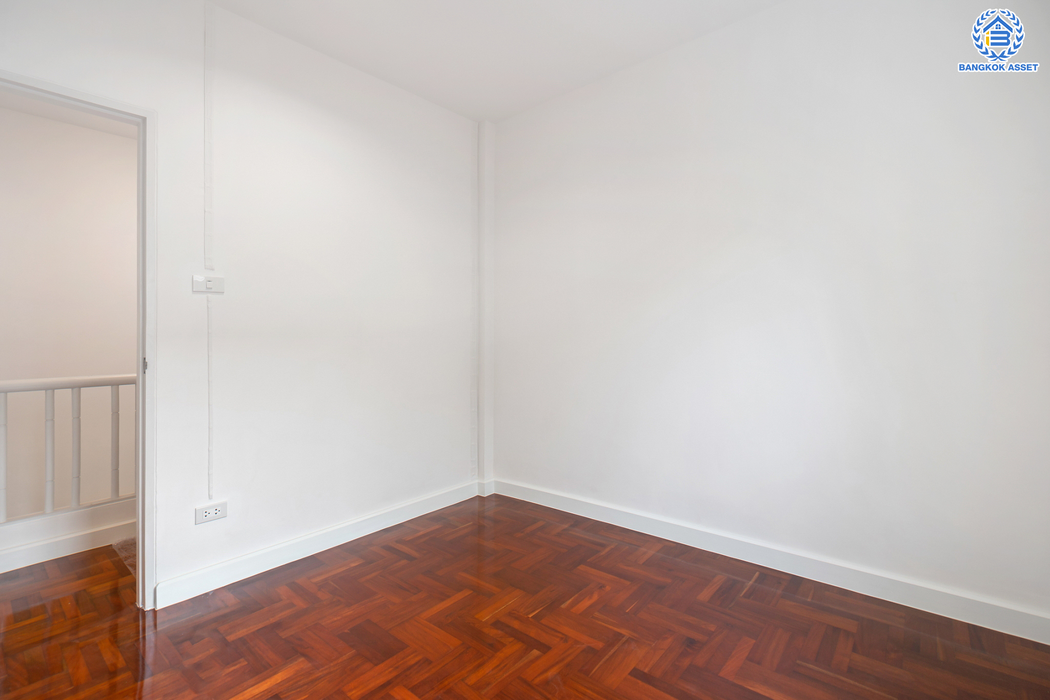 บ้านมือสองตกแต่งใหม่ ม.เปี่ยมสุข รัตนาธิเบศร์-พระนั่งเกล้า ทาวน์เฮ้าส์ หลังมุม เนื้อที่ 26.3 ตร.ว. ฟังก์ชันจัดเต็ม 3 ห้องนอน 2 ห้องน้ำ 1 ที่จอดรถ ตอบโจทย์ทุกการเข้าอยู่ บนทำเลโซนเมือง ติดถ.รัตนาธิเบศร์ ใกล้เซ็นทรัลรัตนาธิเบศร์ และรถไฟฟ้าสถานี "สะพานพระนั่งเกล้า"