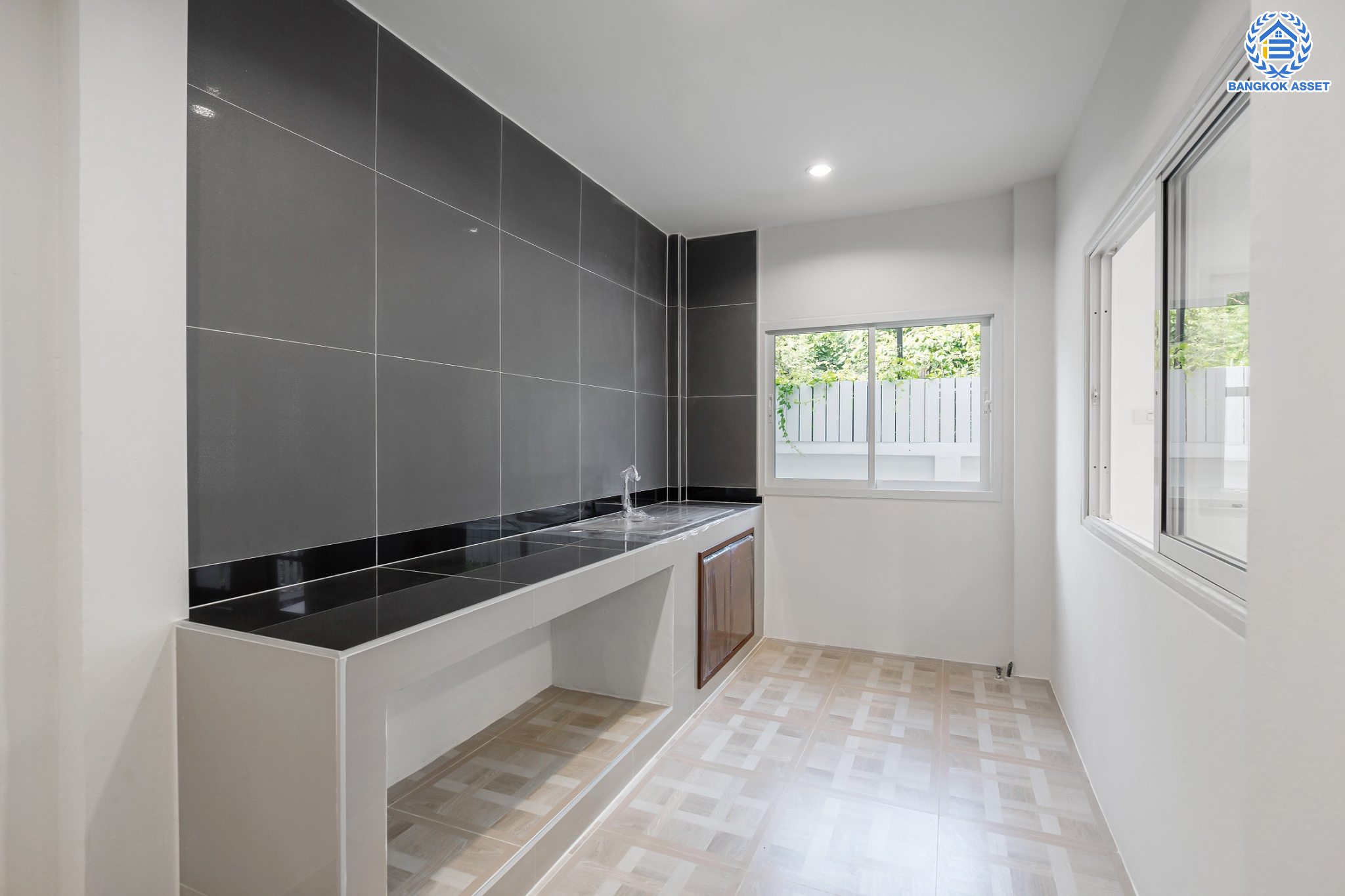 บ้านมือสองตกแต่งใหม่ ม.เปี่ยมสุข รัตนาธิเบศร์-พระนั่งเกล้า ทาวน์เฮ้าส์ หลังมุม เนื้อที่ 26.3 ตร.ว. ฟังก์ชันจัดเต็ม 3 ห้องนอน 2 ห้องน้ำ 1 ที่จอดรถ ตอบโจทย์ทุกการเข้าอยู่ บนทำเลโซนเมือง ติดถ.รัตนาธิเบศร์ ใกล้เซ็นทรัลรัตนาธิเบศร์ และรถไฟฟ้าสถานี "สะพานพระนั่งเกล้า"