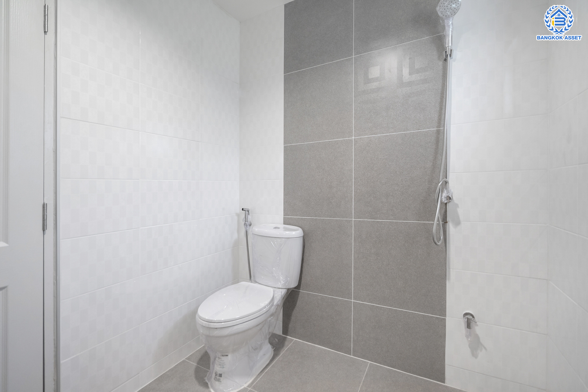 บ้านมือสองตกแต่งใหม่ ม.เปี่ยมสุข รัตนาธิเบศร์-พระนั่งเกล้า ทาวน์เฮ้าส์ หลังมุม เนื้อที่ 26.3 ตร.ว. ฟังก์ชันจัดเต็ม 3 ห้องนอน 2 ห้องน้ำ 1 ที่จอดรถ ตอบโจทย์ทุกการเข้าอยู่ บนทำเลโซนเมือง ติดถ.รัตนาธิเบศร์ ใกล้เซ็นทรัลรัตนาธิเบศร์ และรถไฟฟ้าสถานี "สะพานพระนั่งเกล้า"