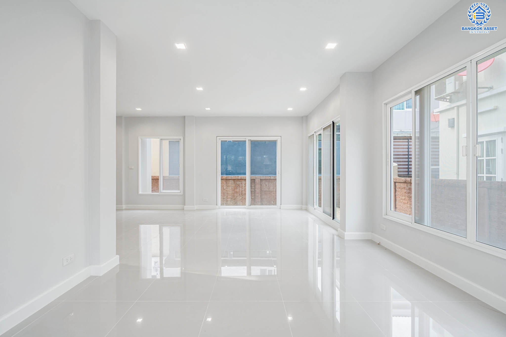 บ้านมือสองตกแต่งใหม่ ม.คาซ่าวิลล์ วัชรพล-สุขาภิบาล 5 แบรนด์ Q.House เนื้อที่ 50.6 ตร.ว. ฟังก์ชัน 3 ห้องนอน 3 ห้องน้ำ จอดรถได้ 2 คัน Facilities ครบครัน บนทำเลเชื่อมต่อหลายเส้นทาง ถ.รามอินทรา ถ.สายไหม และถ.พหลโยธิน ใกล้สนามบินดอนเมือง ทางด่วน "รามอินทรา" และรถไฟฟ้าสายสีเขียว "สถานีคูคต"