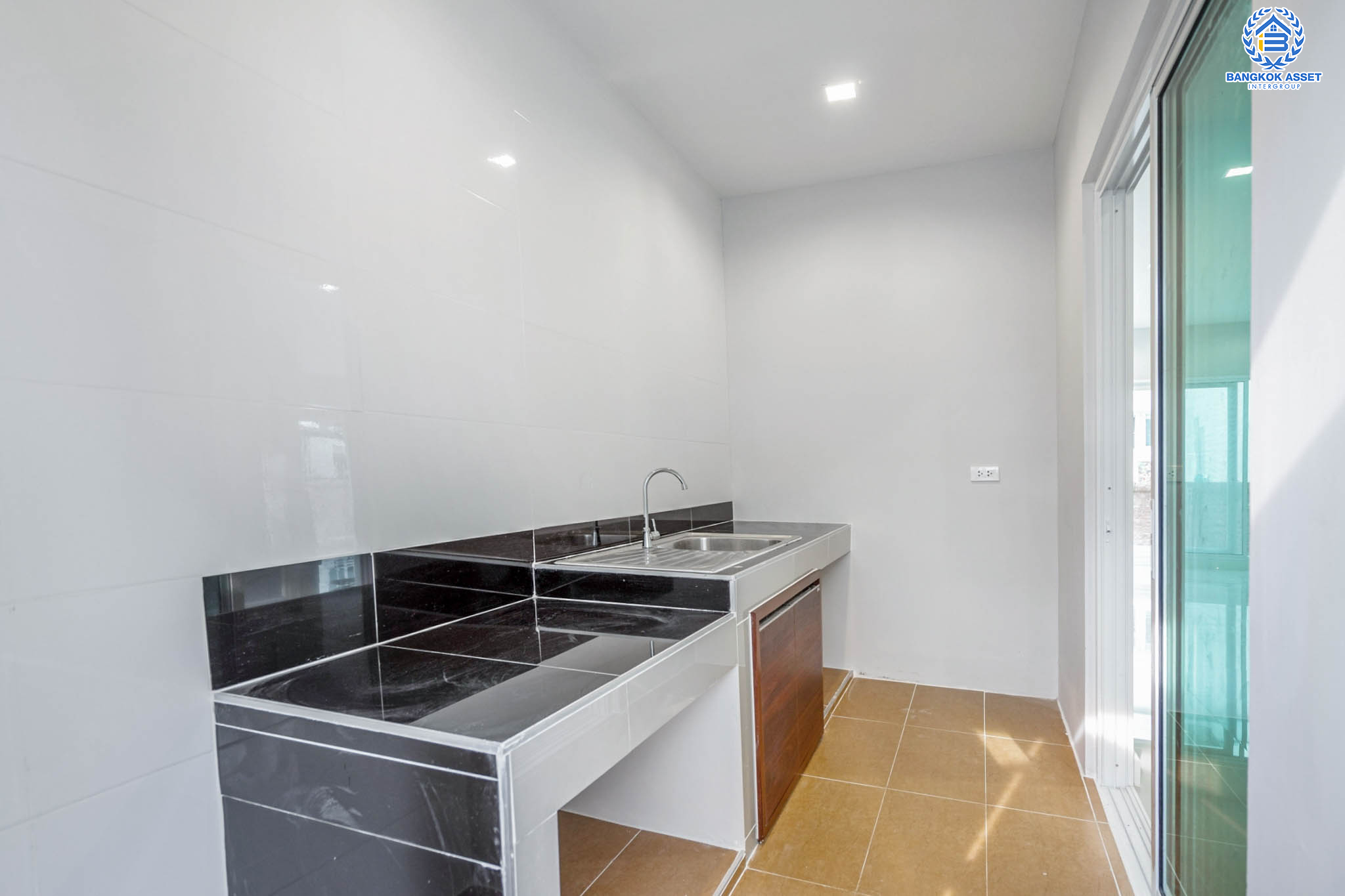 บ้านมือสองตกแต่งใหม่ ม.คาซ่าวิลล์ วัชรพล-สุขาภิบาล 5 แบรนด์ Q.House เนื้อที่ 50.6 ตร.ว. ฟังก์ชัน 3 ห้องนอน 3 ห้องน้ำ จอดรถได้ 2 คัน Facilities ครบครัน บนทำเลเชื่อมต่อหลายเส้นทาง ถ.รามอินทรา ถ.สายไหม และถ.พหลโยธิน ใกล้สนามบินดอนเมือง ทางด่วน "รามอินทรา" และรถไฟฟ้าสายสีเขียว "สถานีคูคต"