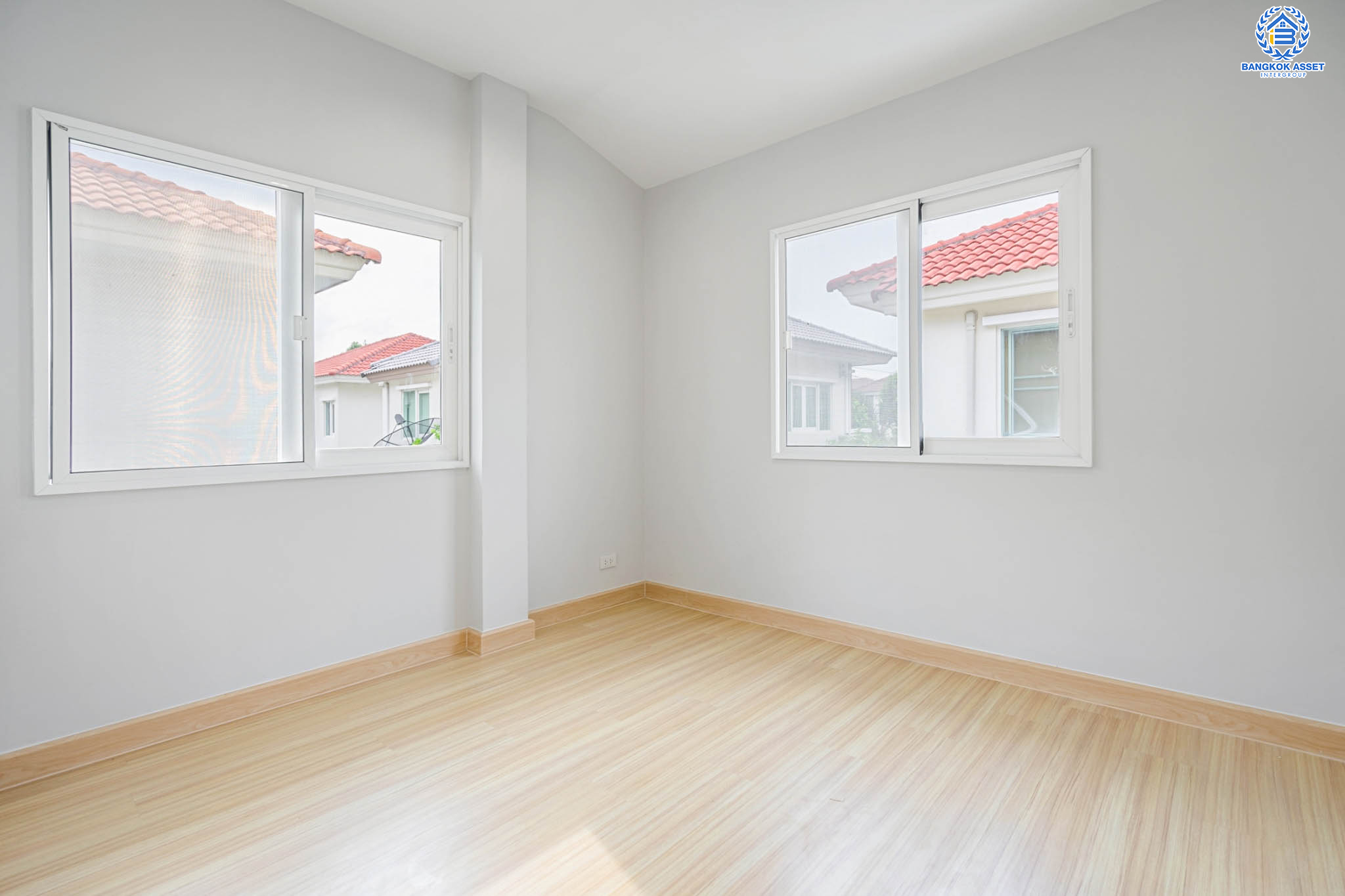 บ้านมือสองตกแต่งใหม่ ม.คาซ่าวิลล์ วัชรพล-สุขาภิบาล 5 แบรนด์ Q.House เนื้อที่ 50.6 ตร.ว. ฟังก์ชัน 3 ห้องนอน 3 ห้องน้ำ จอดรถได้ 2 คัน Facilities ครบครัน บนทำเลเชื่อมต่อหลายเส้นทาง ถ.รามอินทรา ถ.สายไหม และถ.พหลโยธิน ใกล้สนามบินดอนเมือง ทางด่วน "รามอินทรา" และรถไฟฟ้าสายสีเขียว "สถานีคูคต"