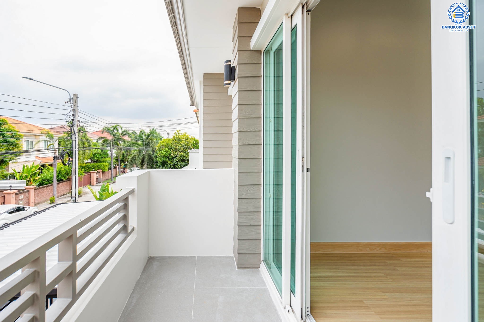 บ้านมือสองตกแต่งใหม่ ม.คาซ่าวิลล์ วัชรพล-สุขาภิบาล 5 แบรนด์ Q.House เนื้อที่ 50.6 ตร.ว. ฟังก์ชัน 3 ห้องนอน 3 ห้องน้ำ จอดรถได้ 2 คัน Facilities ครบครัน บนทำเลเชื่อมต่อหลายเส้นทาง ถ.รามอินทรา ถ.สายไหม และถ.พหลโยธิน ใกล้สนามบินดอนเมือง ทางด่วน "รามอินทรา" และรถไฟฟ้าสายสีเขียว "สถานีคูคต"