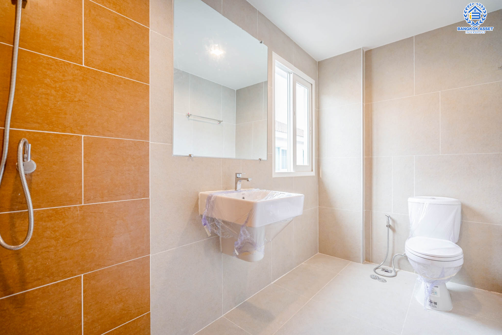 บ้านมือสองตกแต่งใหม่ ม.คาซ่าวิลล์ วัชรพล-สุขาภิบาล 5 แบรนด์ Q.House เนื้อที่ 50.6 ตร.ว. ฟังก์ชัน 3 ห้องนอน 3 ห้องน้ำ จอดรถได้ 2 คัน Facilities ครบครัน บนทำเลเชื่อมต่อหลายเส้นทาง ถ.รามอินทรา ถ.สายไหม และถ.พหลโยธิน ใกล้สนามบินดอนเมือง ทางด่วน "รามอินทรา" และรถไฟฟ้าสายสีเขียว "สถานีคูคต"